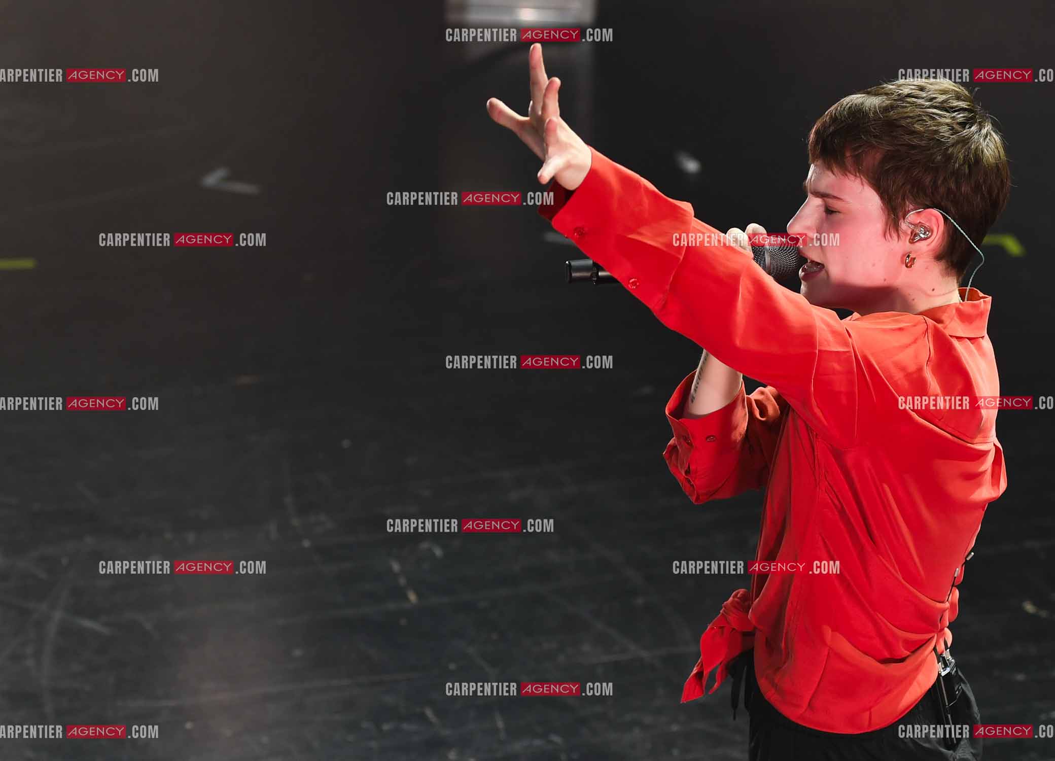 Concert au TRIANON “ POP-ROCK LIVE “ organisé par RTL2 le 05 Octobre 2018 à Paris. La chanteuse Christine and the Queens et ses danseurs face au public.  ( Exclusif )