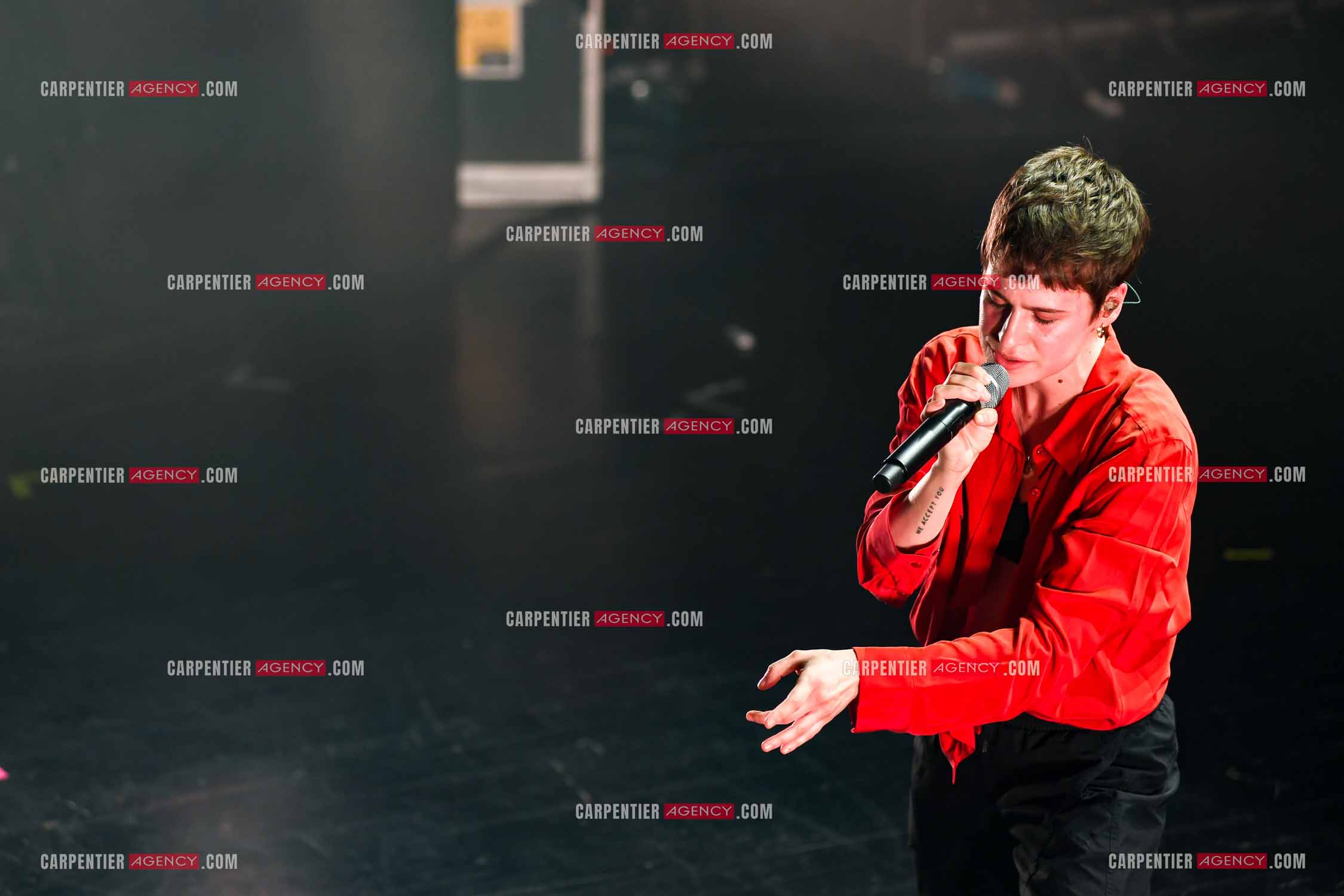 Concert au TRIANON “ POP-ROCK LIVE “ organisé par RTL2 le 05 Octobre 2018 à Paris. La chanteuse Christine and the Queens et ses danseurs face au public.  ( Exclusif )