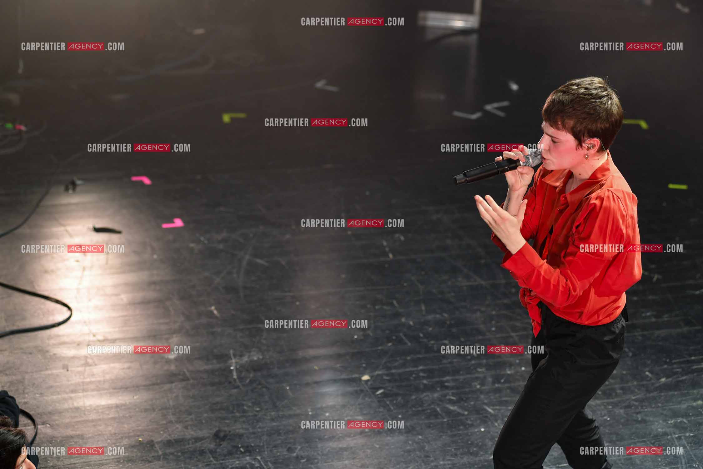 Concert au TRIANON “ POP-ROCK LIVE “ organisé par RTL2 le 05 Octobre 2018 à Paris. La chanteuse Christine and the Queens et ses danseurs face au public.  ( Exclusif )