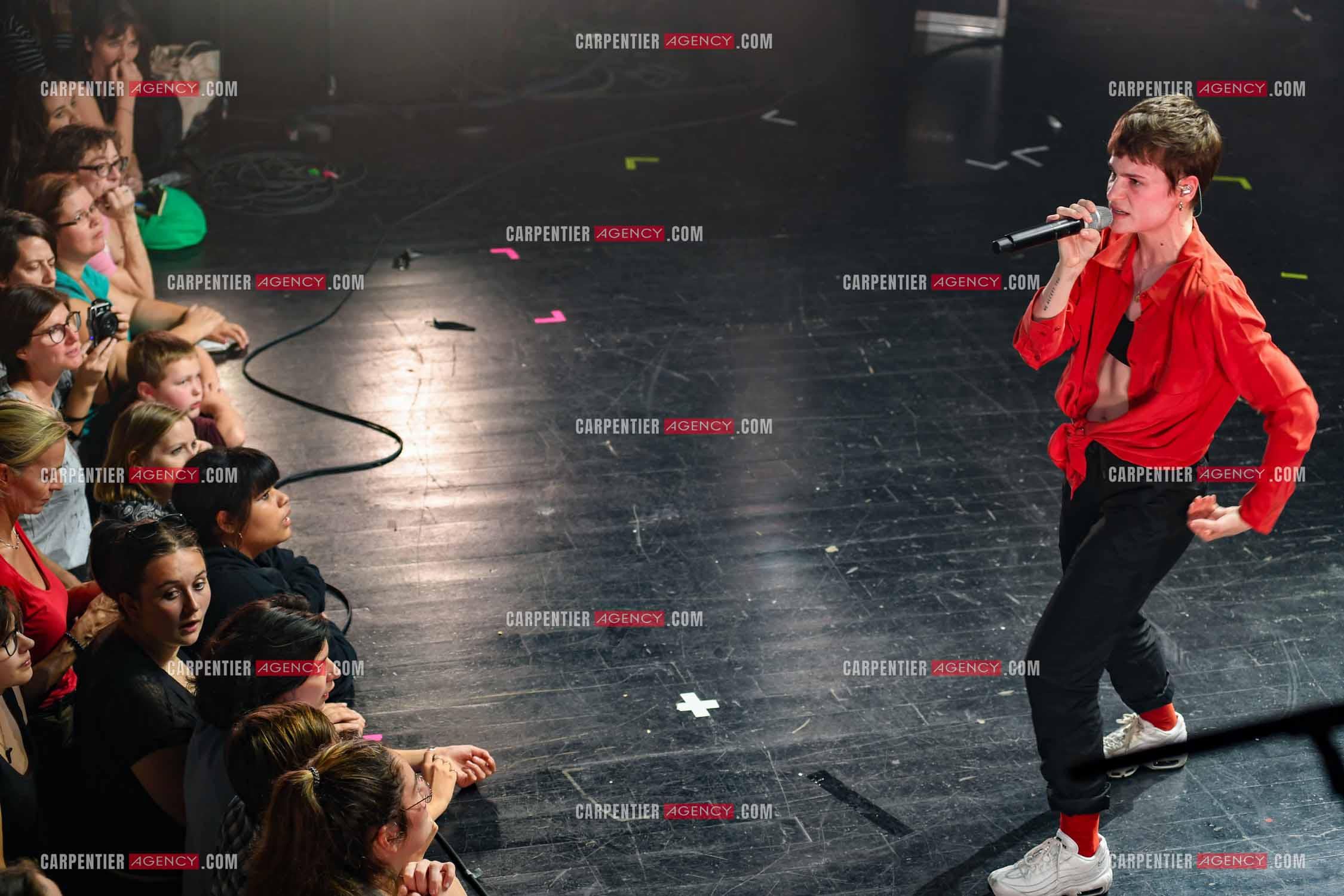 Concert au TRIANON “ POP-ROCK LIVE “ organisé par RTL2 le 05 Octobre 2018 à Paris. La chanteuse Christine and the Queens et ses danseurs face au public.  ( Exclusif )