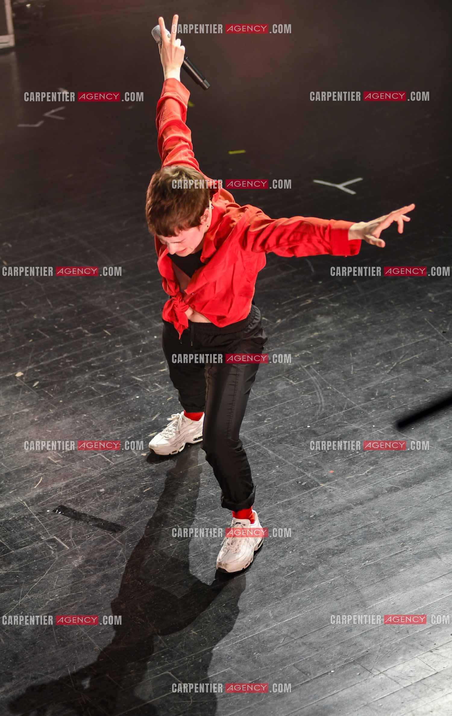 Concert au TRIANON “ POP-ROCK LIVE “ organisé par RTL2 le 05 Octobre 2018 à Paris. La chanteuse Christine and the Queens et ses danseurs face au public.  ( Exclusif )