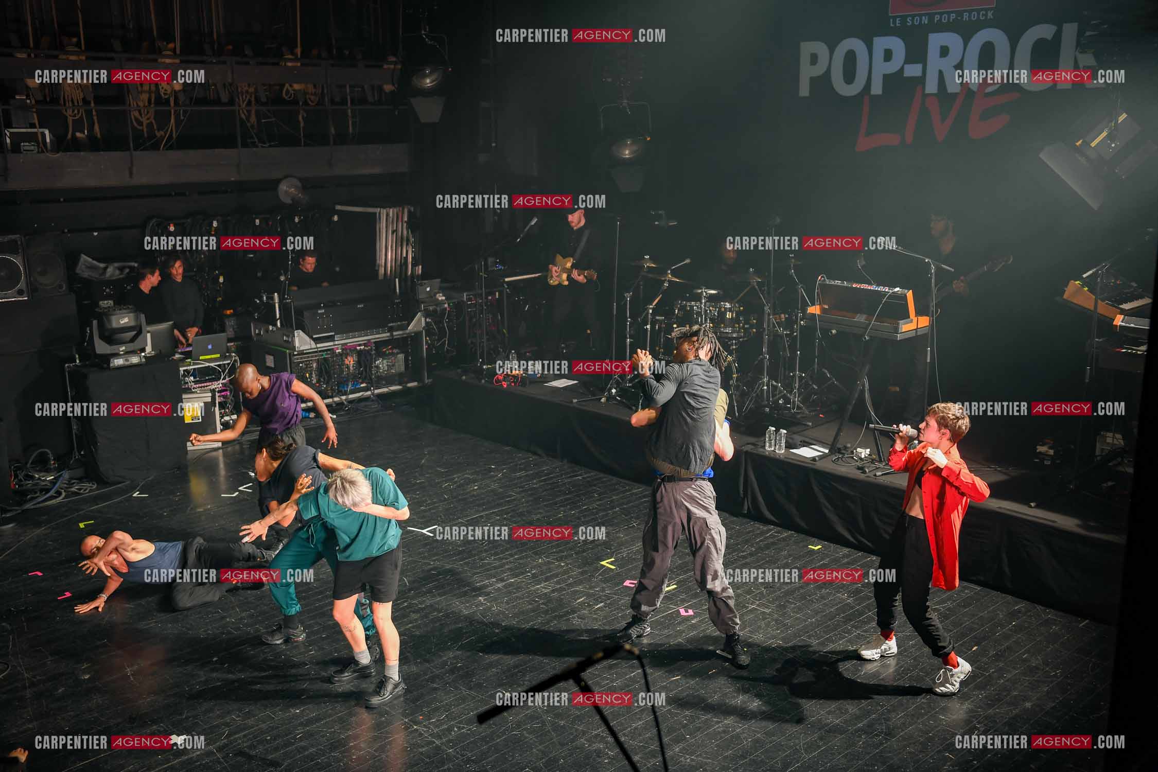 Concert au TRIANON “ POP-ROCK LIVE “ organisé par RTL2 le 05 Octobre 2018 à Paris. La chanteuse Christine and the Queens et ses danseurs face au public.  ( Exclusif )