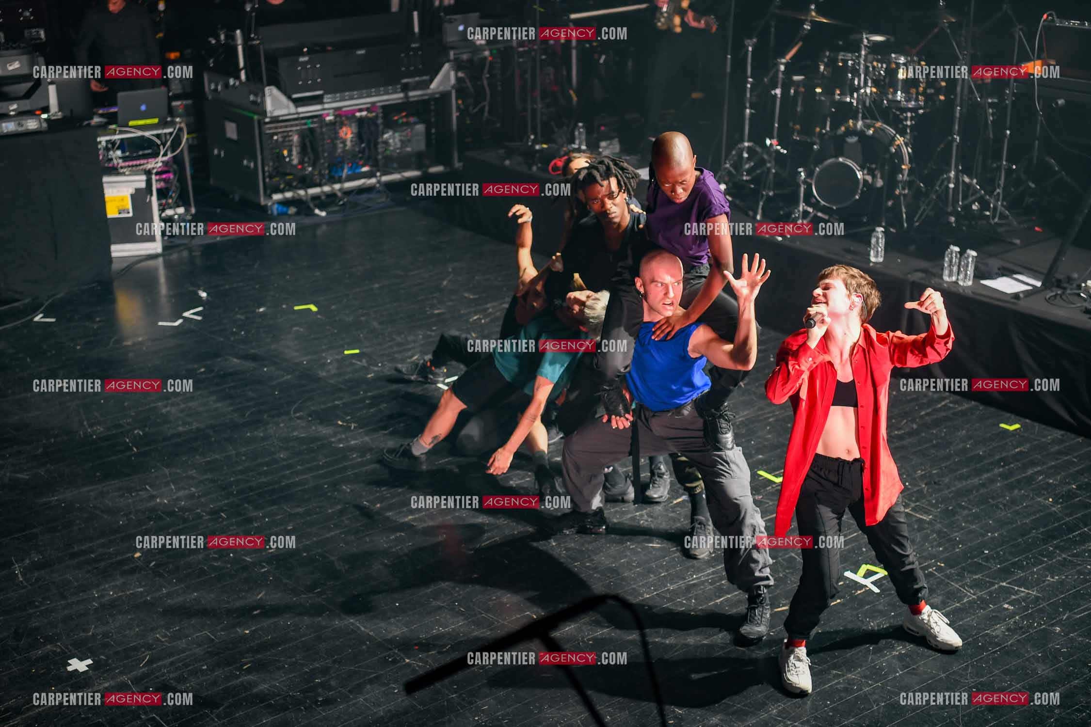 Concert au TRIANON “ POP-ROCK LIVE “ organisé par RTL2 le 05 Octobre 2018 à Paris. La chanteuse Christine and the Queens et ses danseurs face au public.  ( Exclusif )