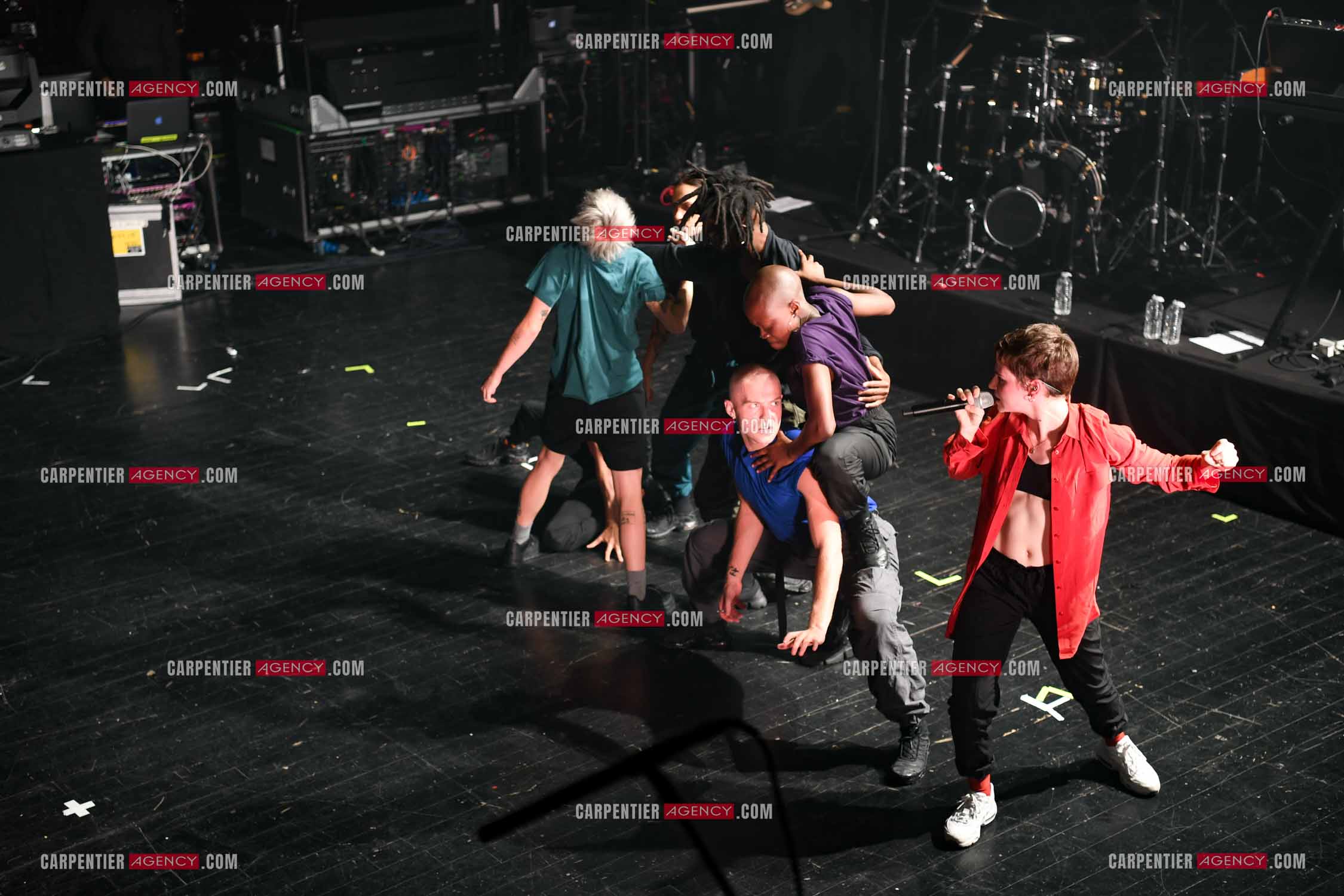 Concert au TRIANON “ POP-ROCK LIVE “ organisé par RTL2 le 05 Octobre 2018 à Paris. La chanteuse Christine and the Queens et ses danseurs face au public.  ( Exclusif )