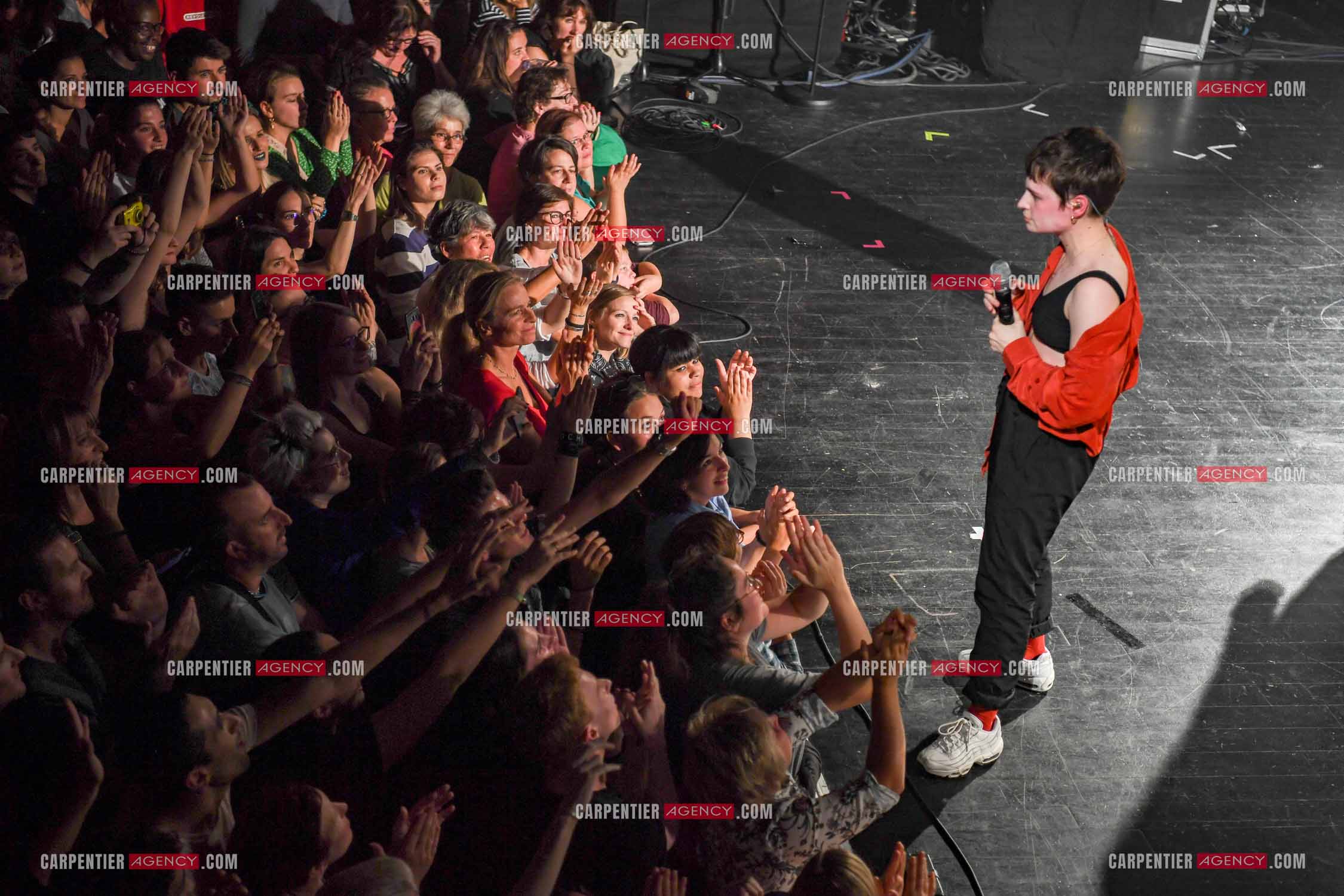 Concert au TRIANON “ POP-ROCK LIVE “ organisé par RTL2 le 05 Octobre 2018 à Paris. La chanteuse Christine and the Queens et ses danseurs face au public.  ( Exclusif )