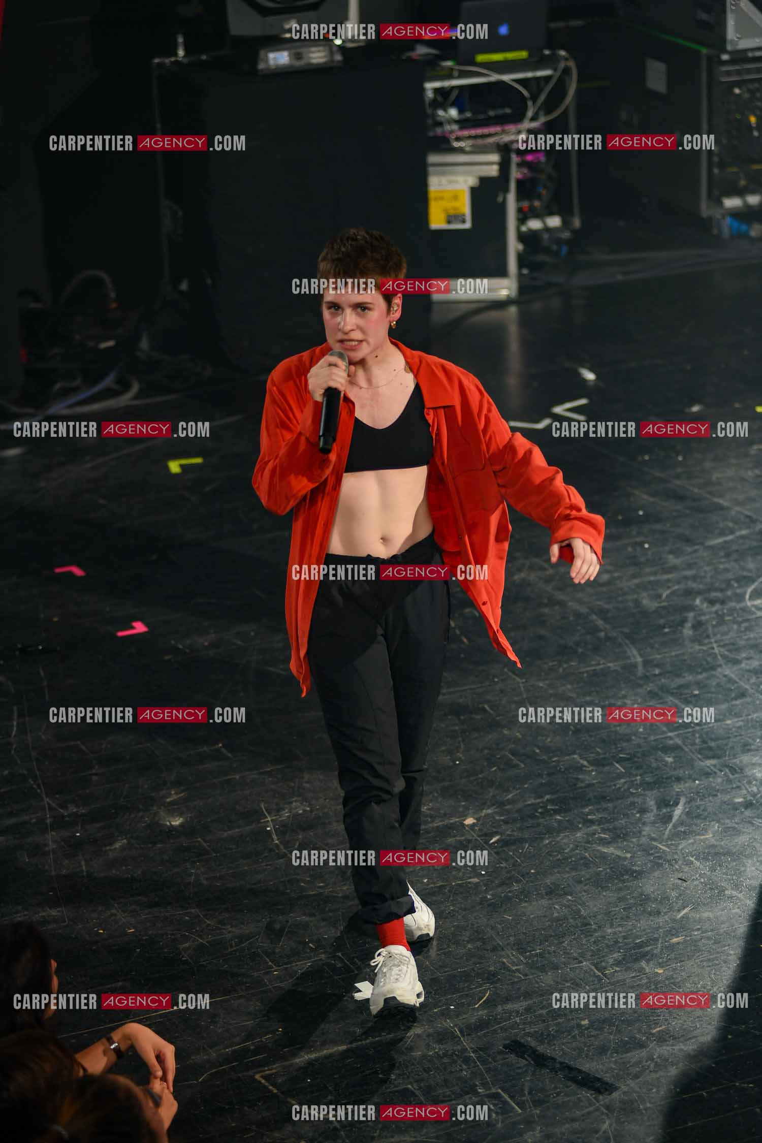 Concert au TRIANON “ POP-ROCK LIVE “ organisé par RTL2 le 05 Octobre 2018 à Paris. La chanteuse Christine and the Queens et ses danseurs face au public.  ( Exclusif )