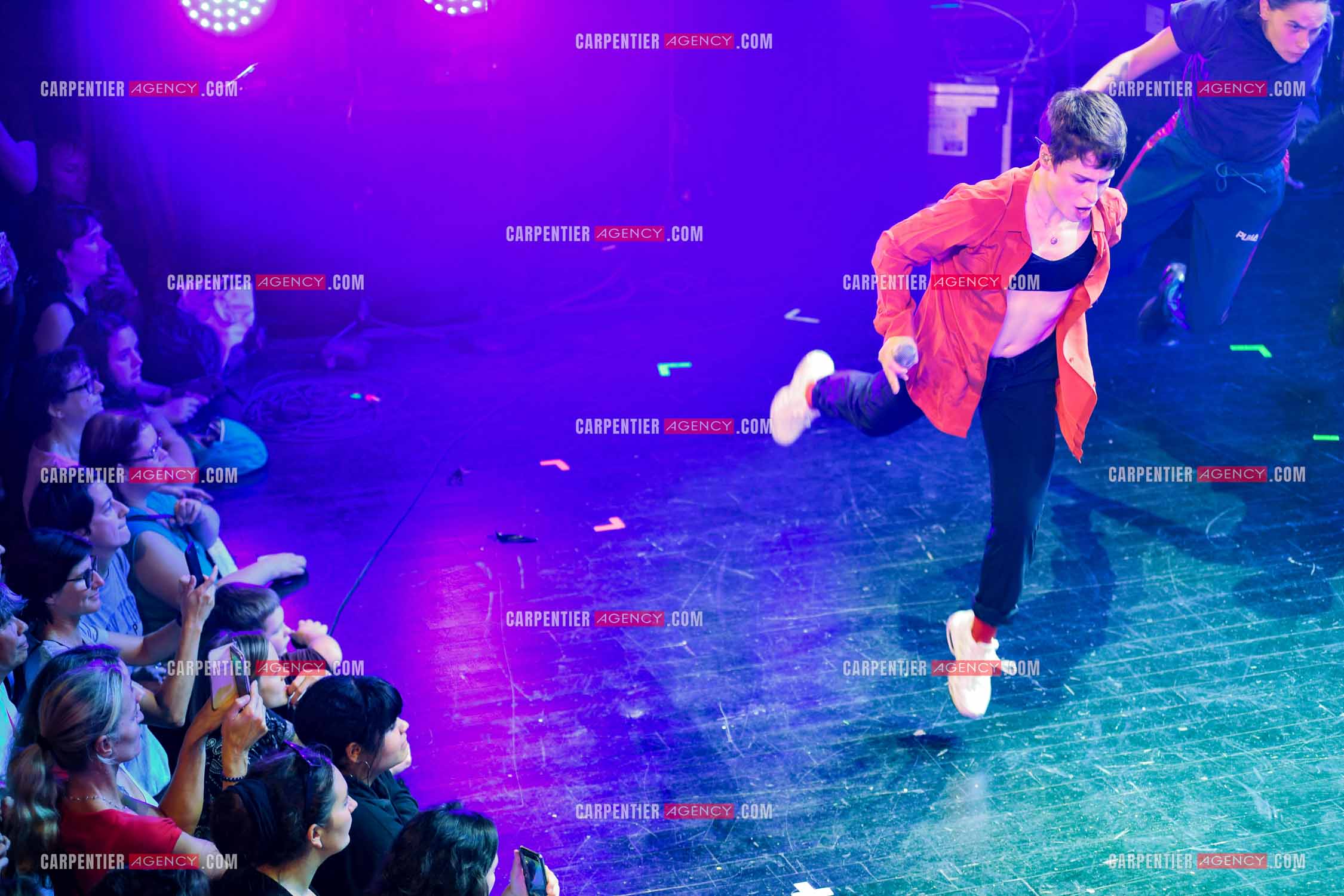 Concert au TRIANON “ POP-ROCK LIVE “ organisé par RTL2 le 05 Octobre 2018 à Paris. La chanteuse Christine and the Queens et ses danseurs face au public.  ( Exclusif )