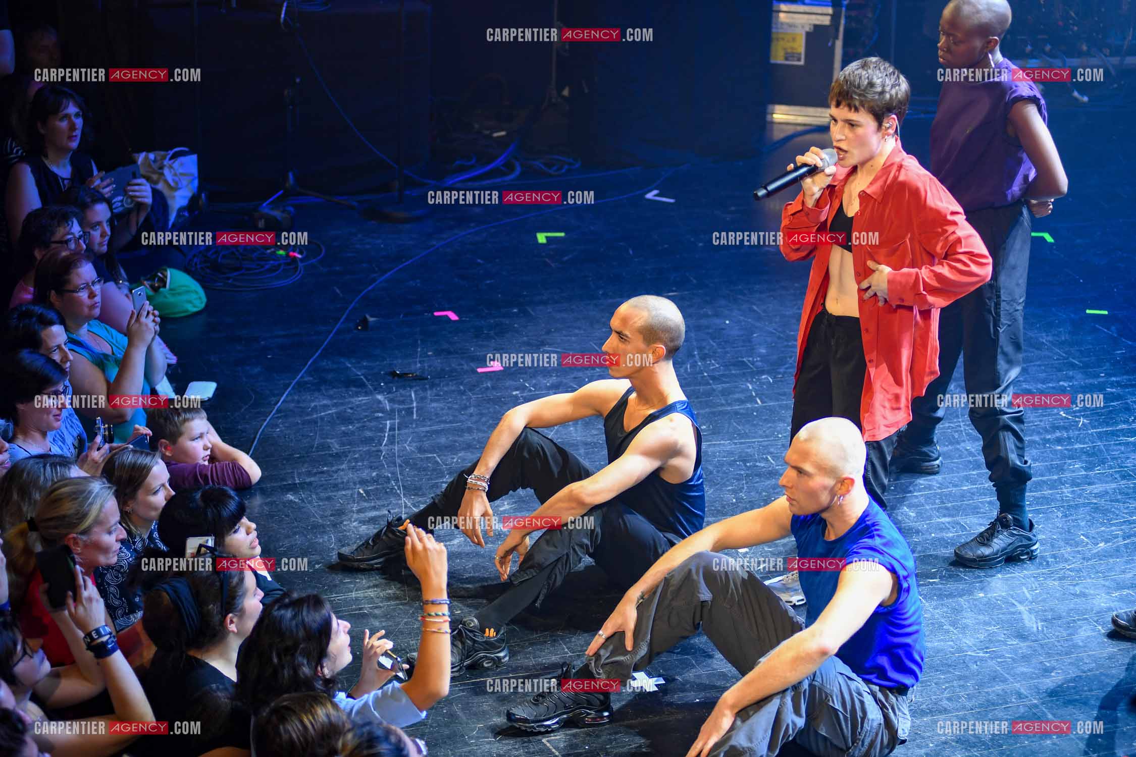 Concert au TRIANON “ POP-ROCK LIVE “ organisé par RTL2 le 05 Octobre 2018 à Paris. La chanteuse Christine and the Queens et ses danseurs face au public.  ( Exclusif )
