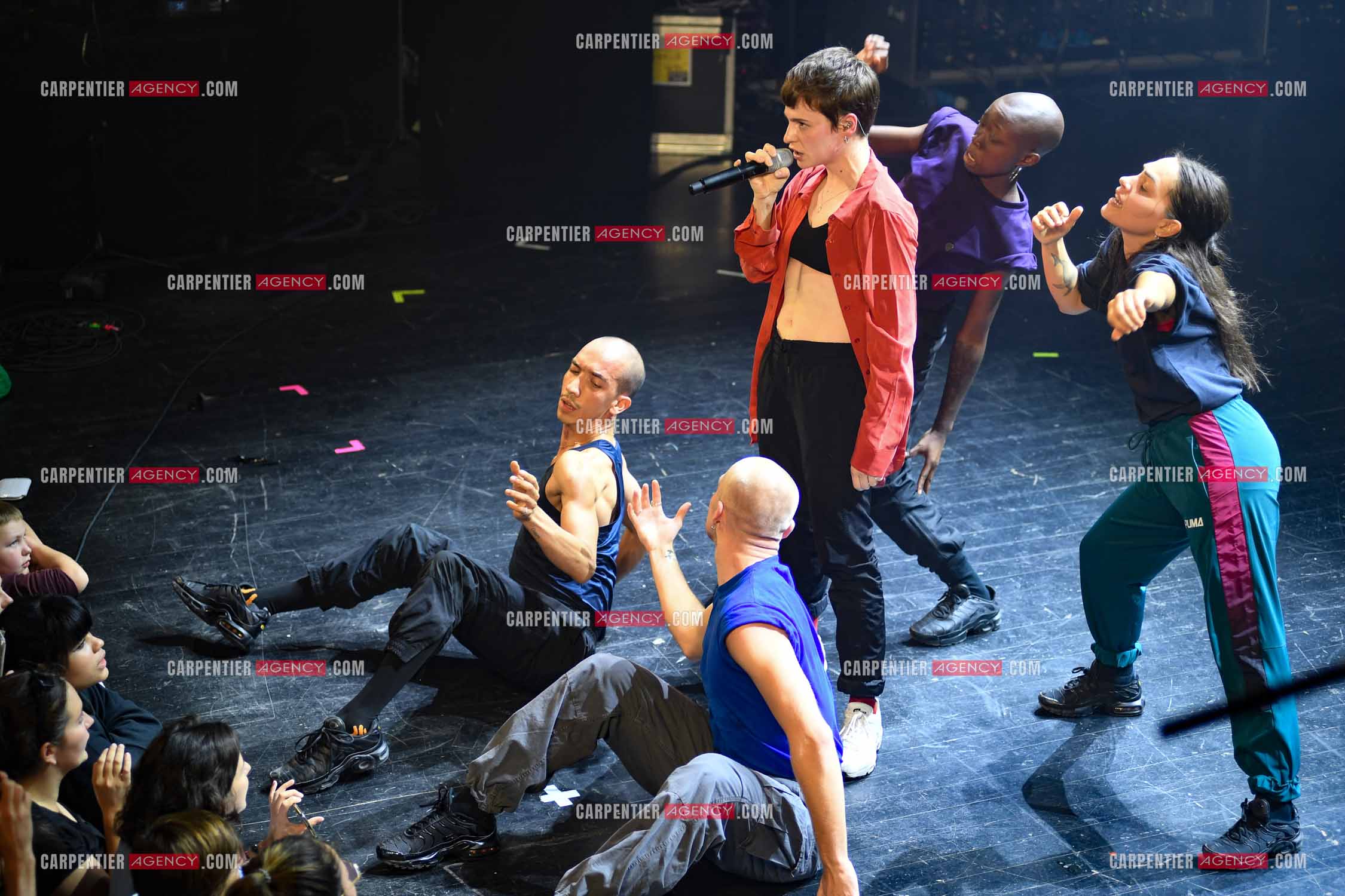 Concert au TRIANON “ POP-ROCK LIVE “ organisé par RTL2 le 05 Octobre 2018 à Paris. La chanteuse Christine and the Queens et ses danseurs face au public.  ( Exclusif )