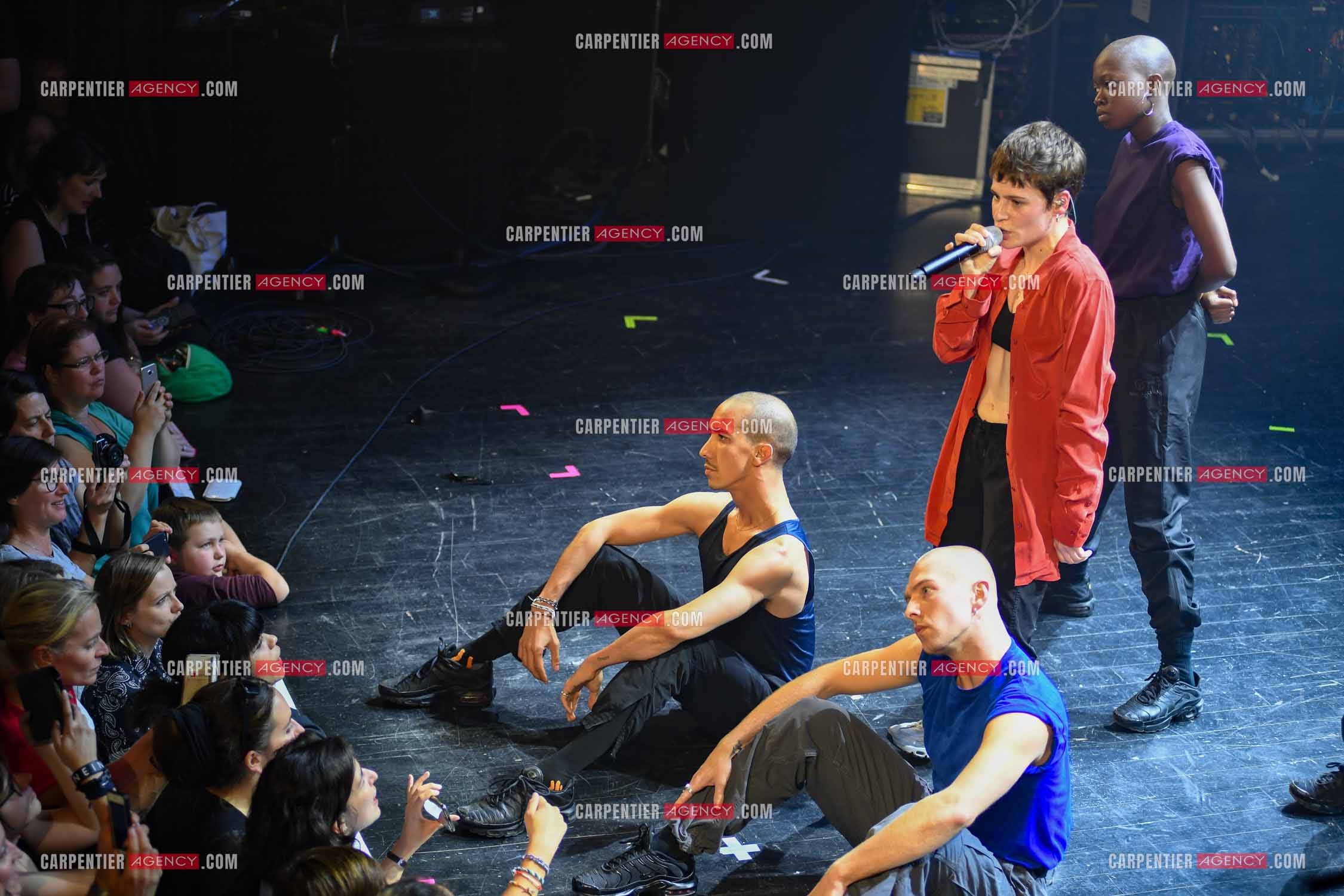 Concert au TRIANON “ POP-ROCK LIVE “ organisé par RTL2 le 05 Octobre 2018 à Paris. La chanteuse Christine and the Queens et ses danseurs face au public.  ( Exclusif )