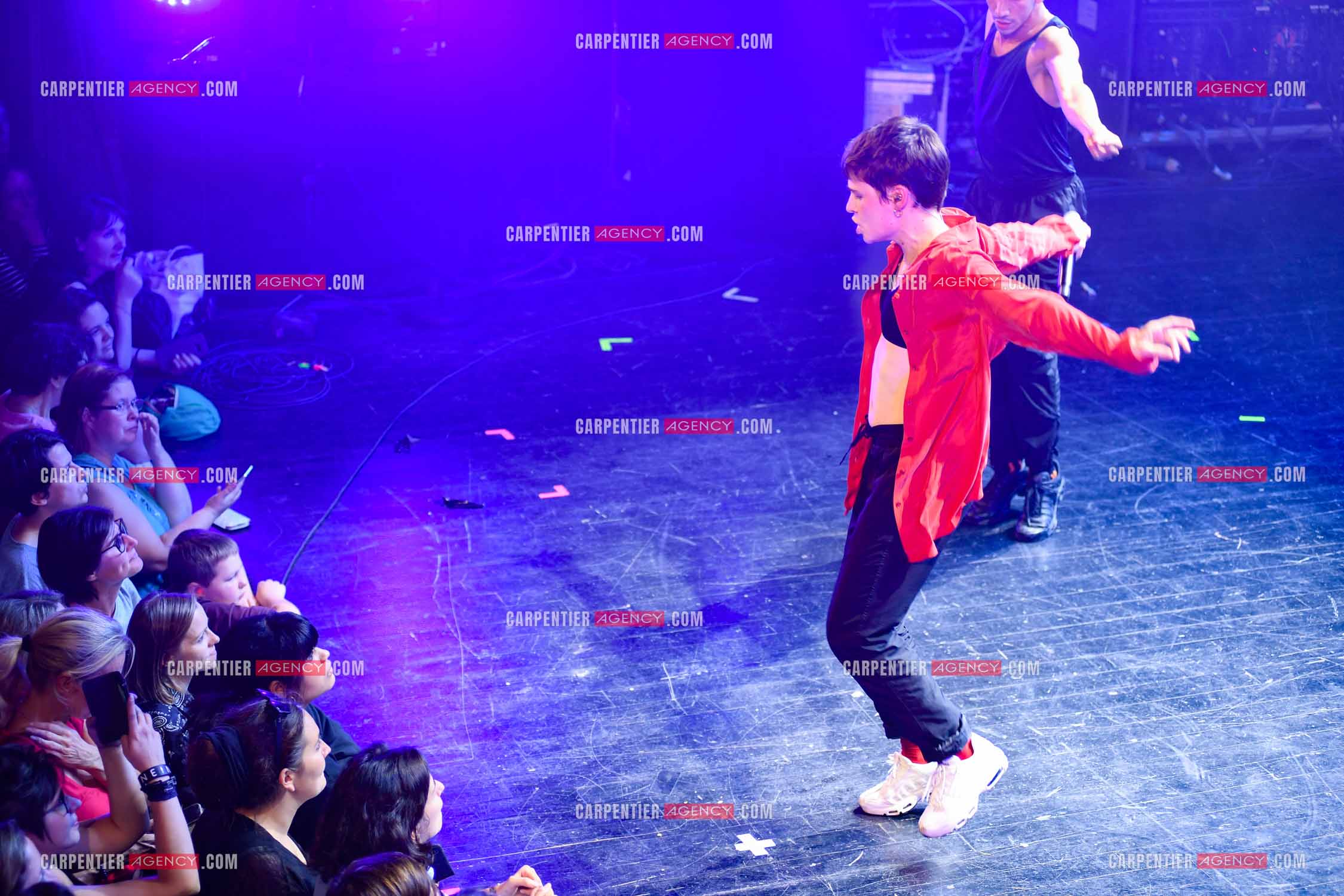 Concert au TRIANON “ POP-ROCK LIVE “ organisé par RTL2 le 05 Octobre 2018 à Paris. La chanteuse Christine and the Queens et ses danseurs face au public.  ( Exclusif )
