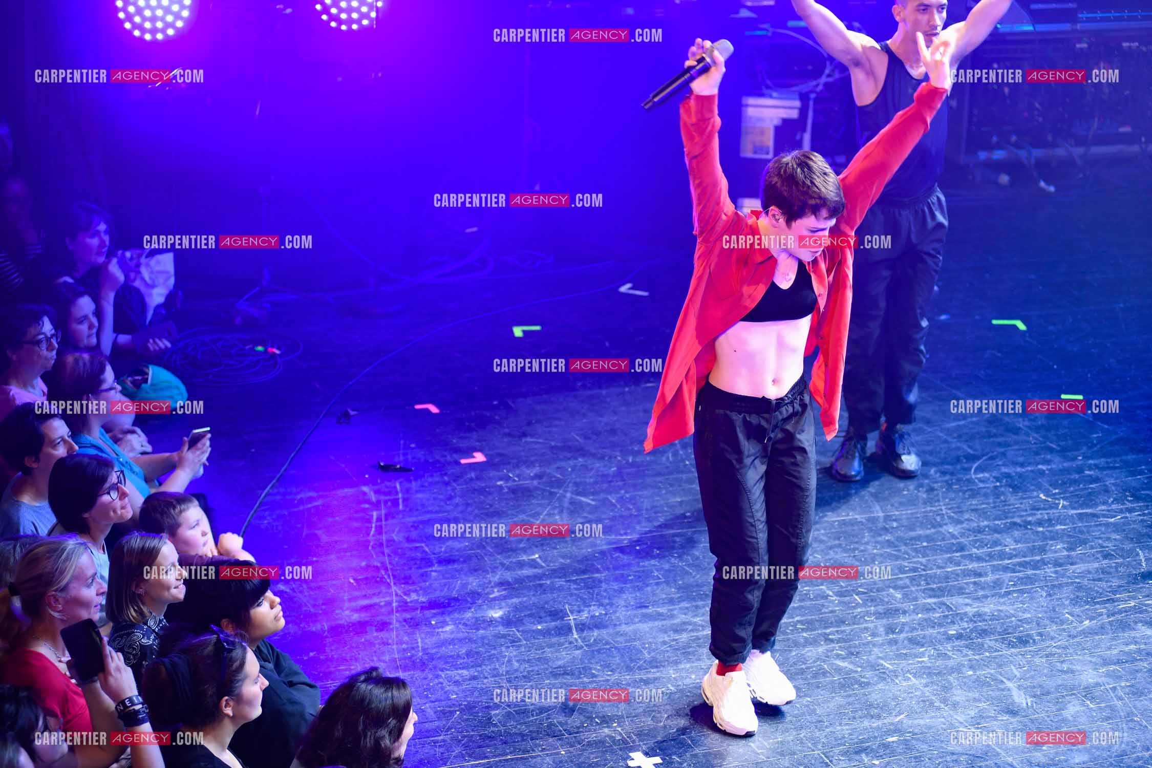 Concert au TRIANON “ POP-ROCK LIVE “ organisé par RTL2 le 05 Octobre 2018 à Paris. La chanteuse Christine and the Queens et ses danseurs face au public.  ( Exclusif )