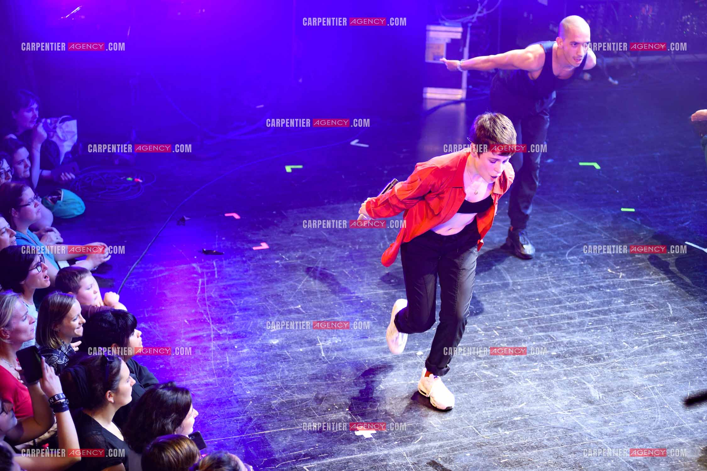 Concert au TRIANON “ POP-ROCK LIVE “ organisé par RTL2 le 05 Octobre 2018 à Paris. La chanteuse Christine and the Queens et ses danseurs face au public.  ( Exclusif )