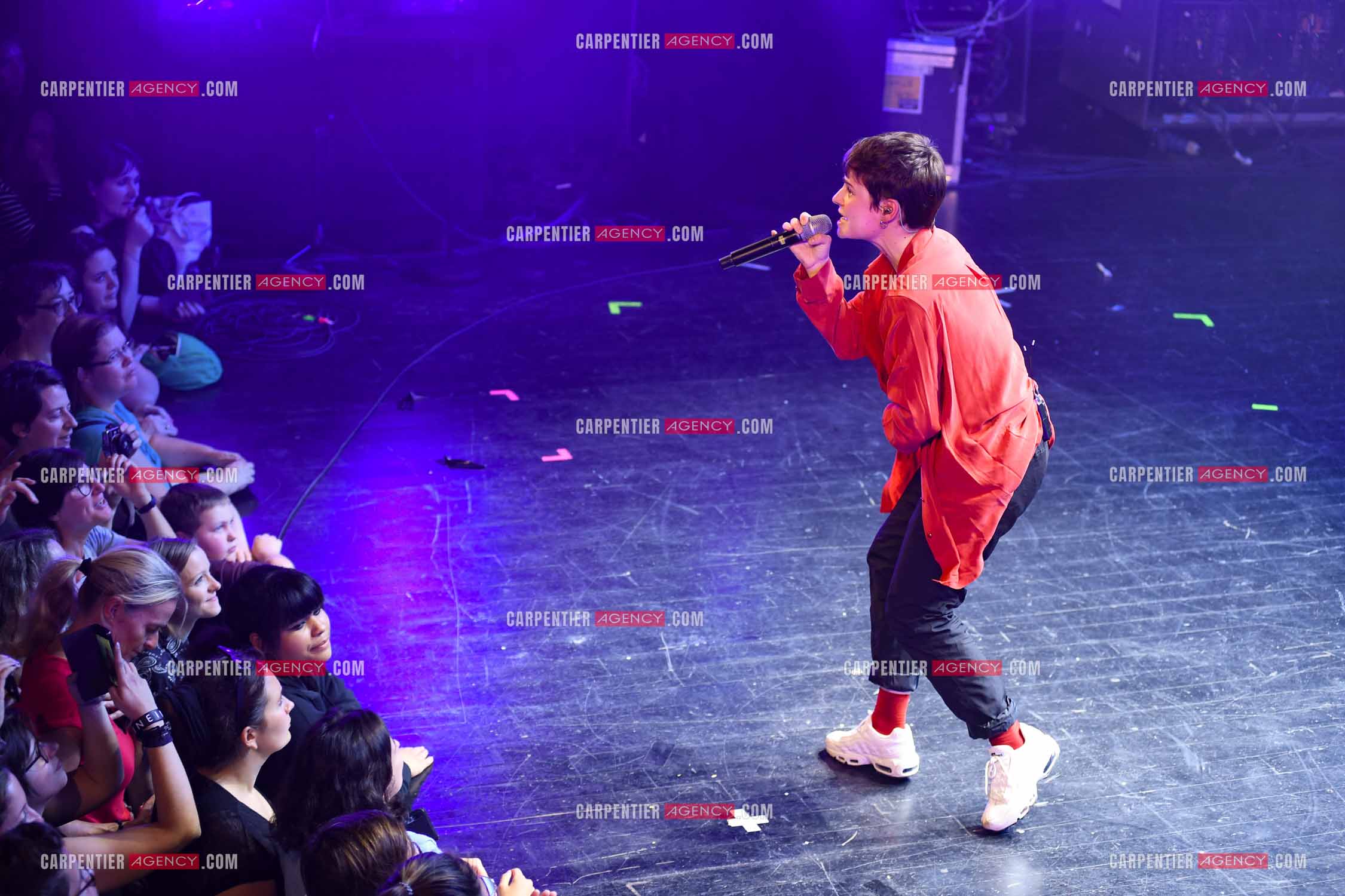Concert au TRIANON “ POP-ROCK LIVE “ organisé par RTL2 le 05 Octobre 2018 à Paris. La chanteuse Christine and the Queens et ses danseurs face au public.  ( Exclusif )