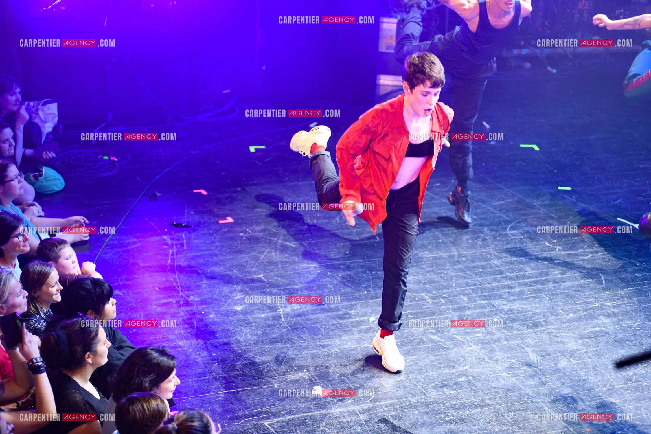 Concert au TRIANON “ POP-ROCK LIVE “ organisé par RTL2 le 05 Octobre 2018 à Paris. La chanteuse Christine and the Queens et ses danseurs face au public.  ( Exclusif )