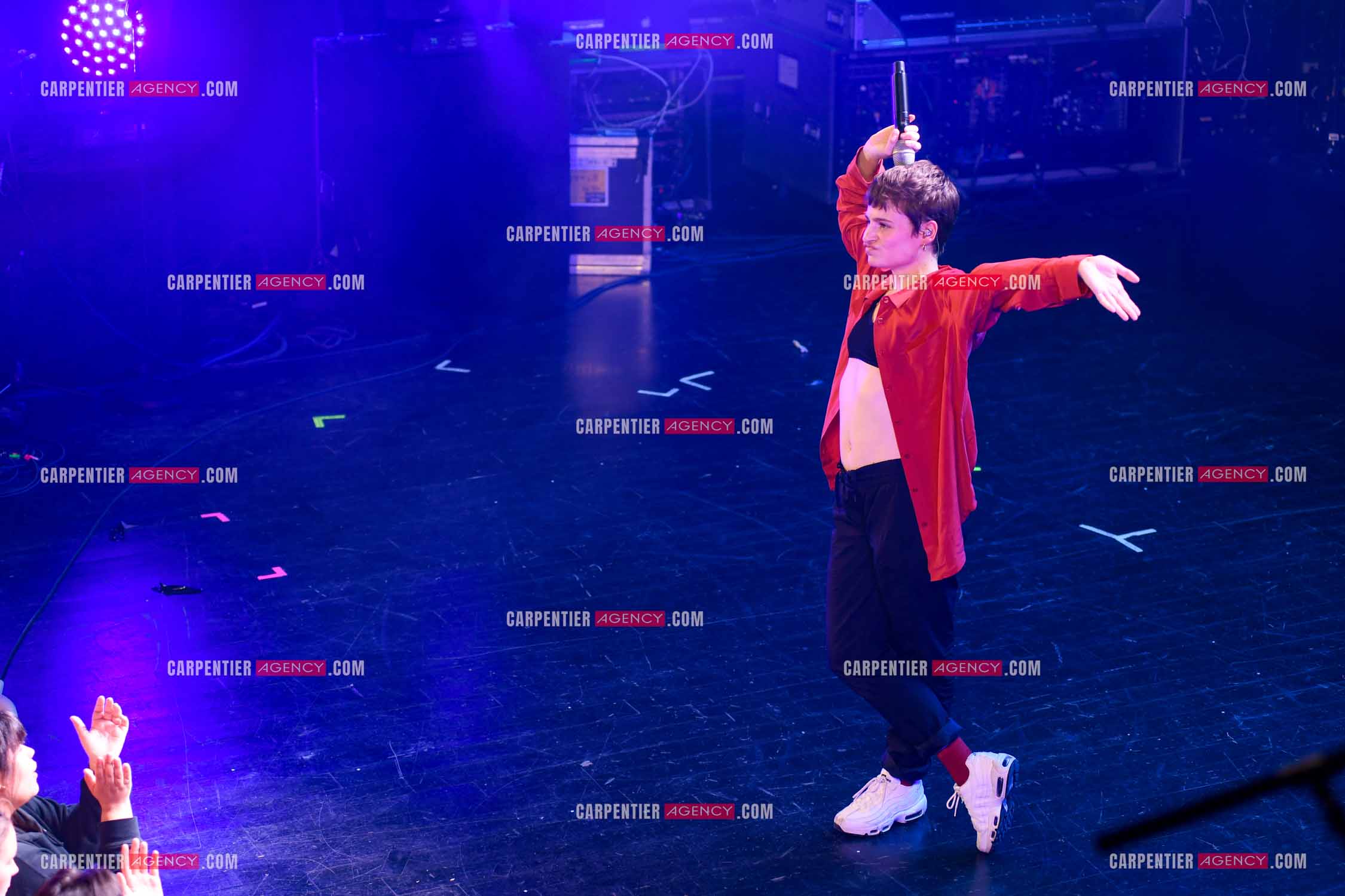 Concert au TRIANON “ POP-ROCK LIVE “ organisé par RTL2 le 05 Octobre 2018 à Paris. La chanteuse Christine and the Queens et ses danseurs face au public.  ( Exclusif )