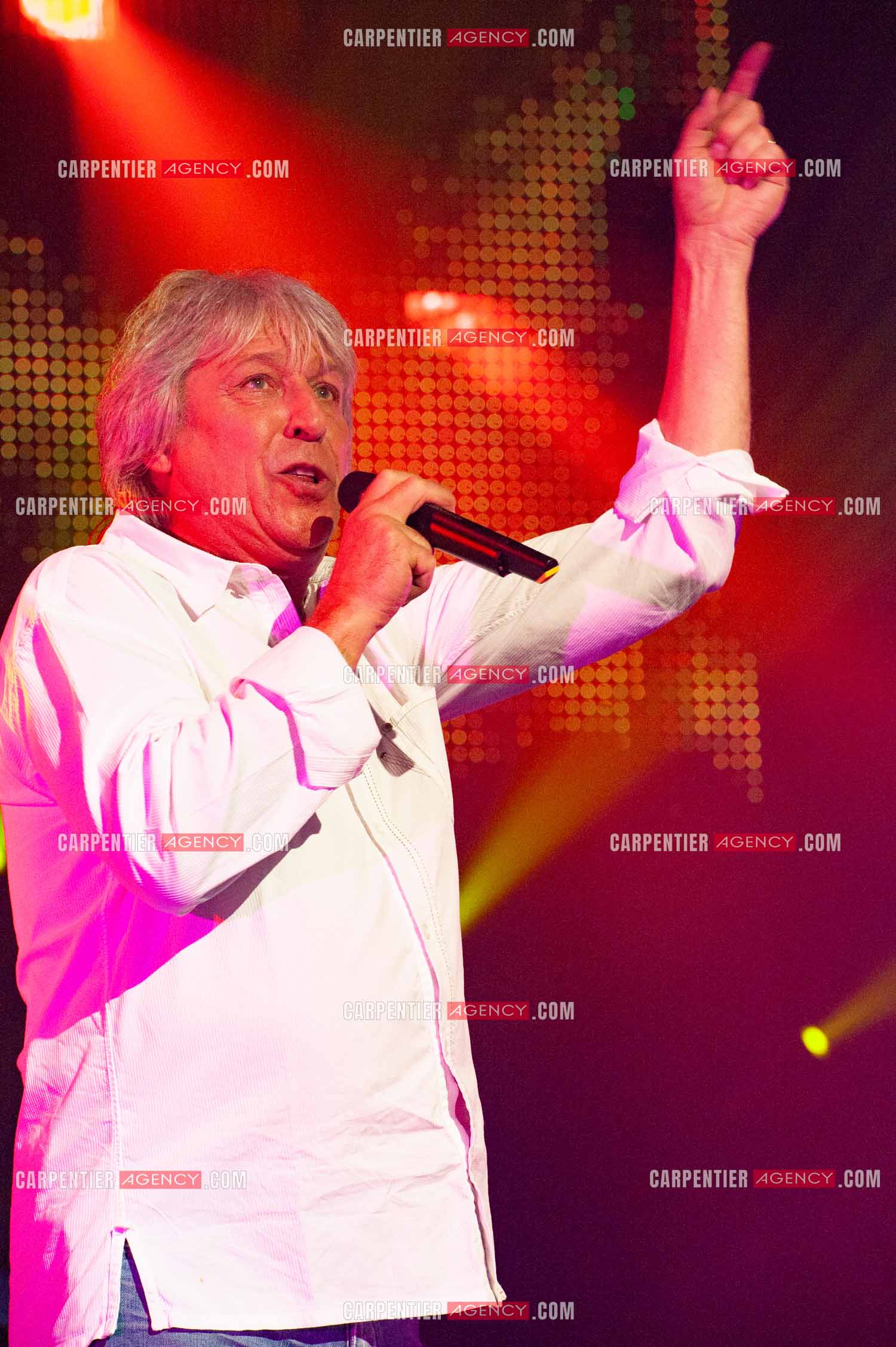 Le chanteur Cookie Dingler connu pour son tube “ Femme Libérée “ dans la tournée RFM LOVE 80 au Zénith de Paris en 2010.      ( Exclusif )
