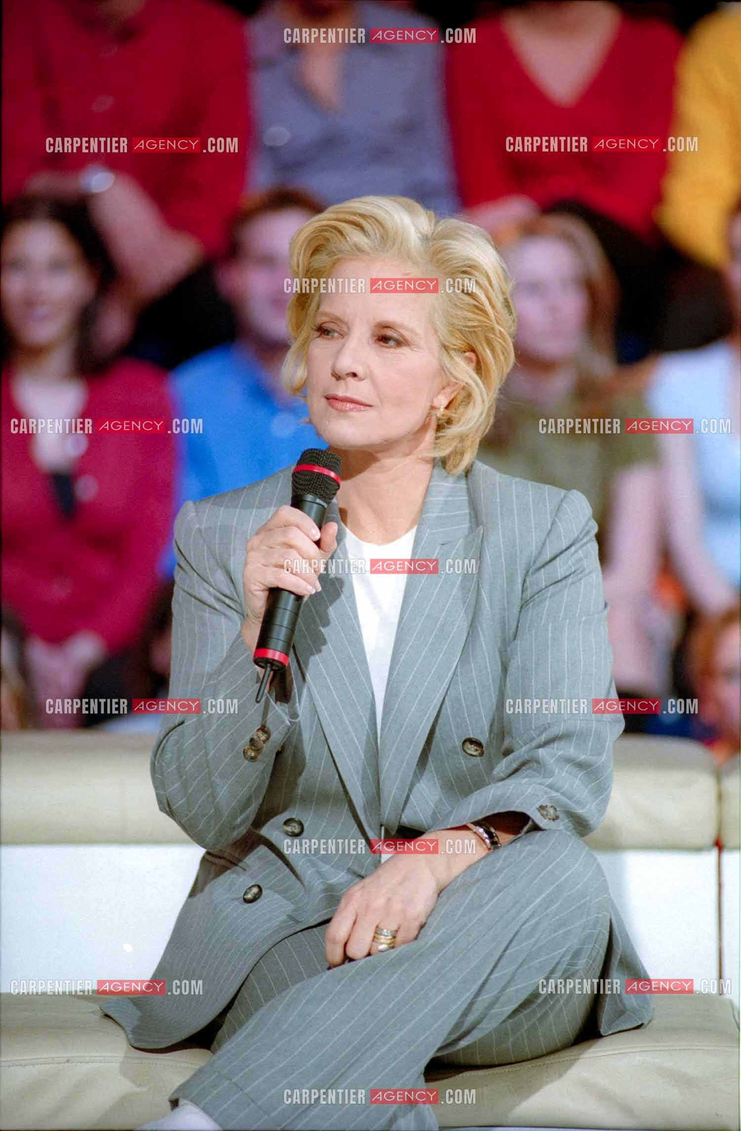 La chanteuse soprano Sylvie Vartan invitée de l'émission “Les Années Tubes“ en 1999.  ( Exclusif )
