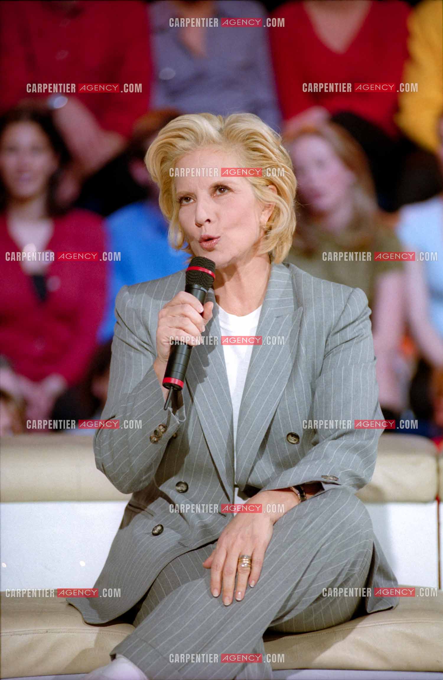 La chanteuse soprano Sylvie Vartan invitée de l'émission “Les Années Tubes“ en 1999.  ( Exclusif )