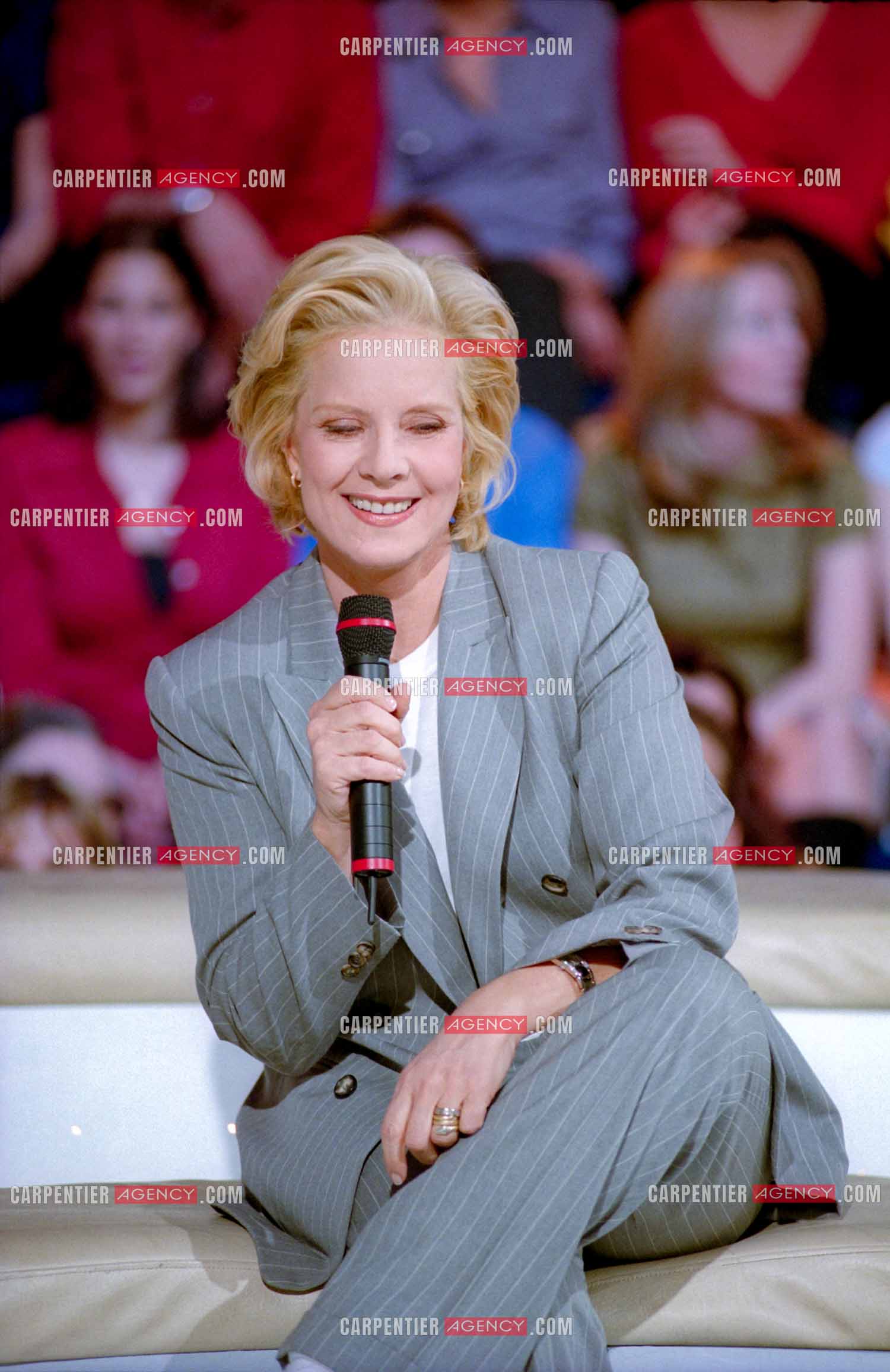 La chanteuse soprano Sylvie Vartan invitée de l'émission “Les Années Tubes“ en 1999.  ( Exclusif )