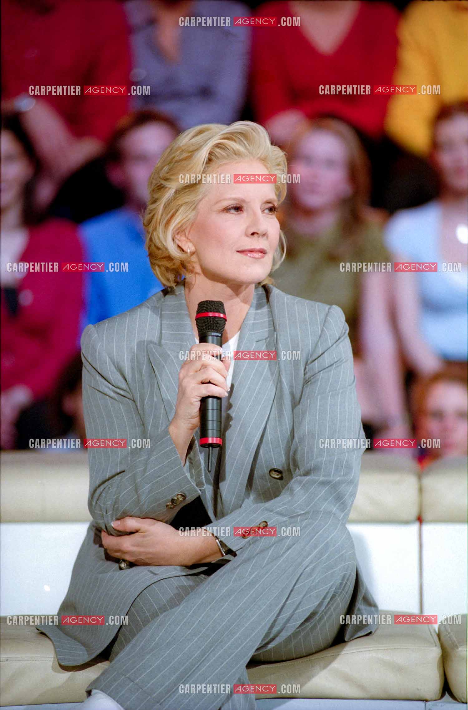 La chanteuse soprano Sylvie Vartan invitée de l'émission “Les Années Tubes“ en 1999.  ( Exclusif )