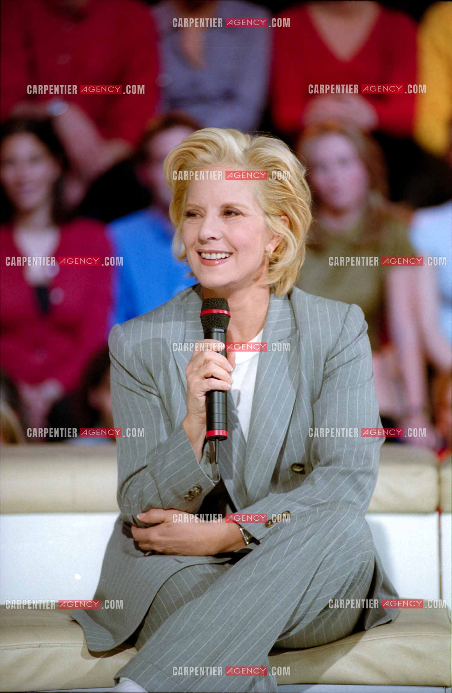 La chanteuse soprano Sylvie Vartan invitée de l'émission “Les Années Tubes“ en 1999.  ( Exclusif )