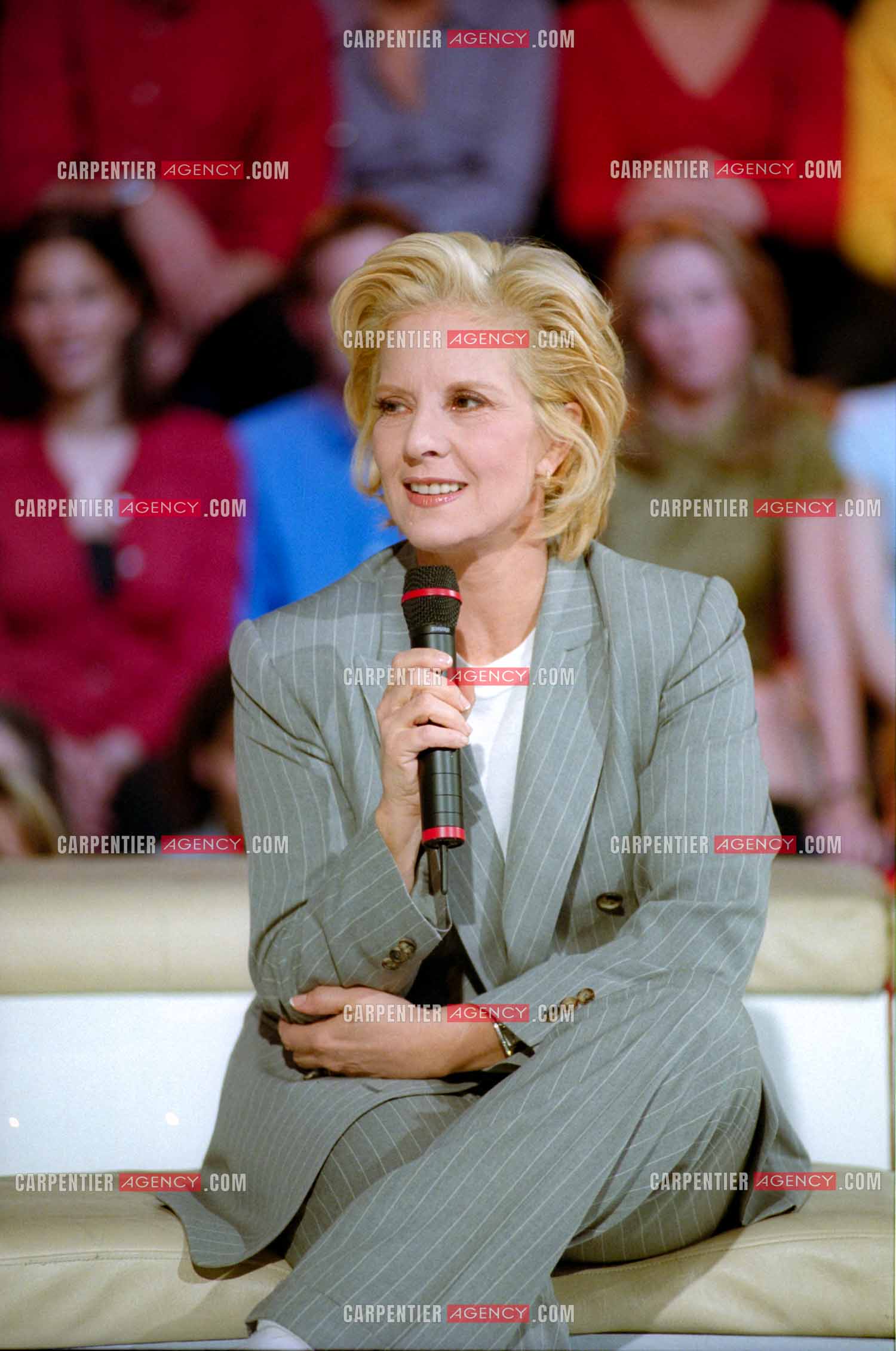 La chanteuse soprano Sylvie Vartan invitée de l'émission “Les Années Tubes“ en 1999.  ( Exclusif )
