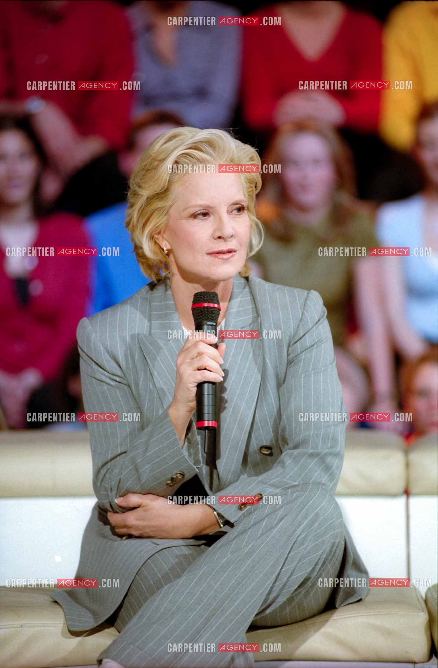 La chanteuse soprano Sylvie Vartan invitée de l'émission “Les Années Tubes“ en 1999.  ( Exclusif )