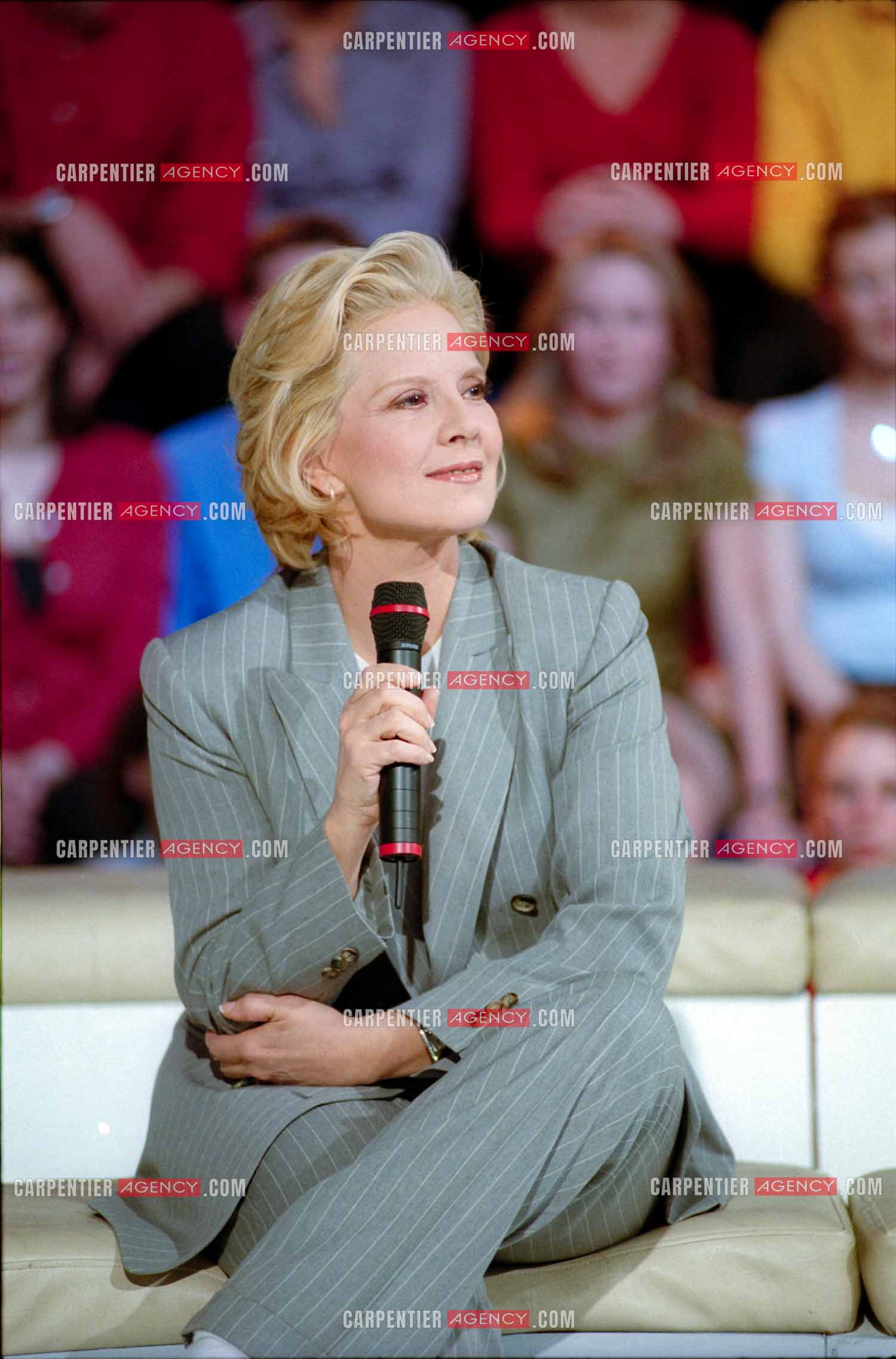 La chanteuse soprano Sylvie Vartan invitée de l'émission “Les Années Tubes“ en 1999.  ( Exclusif )