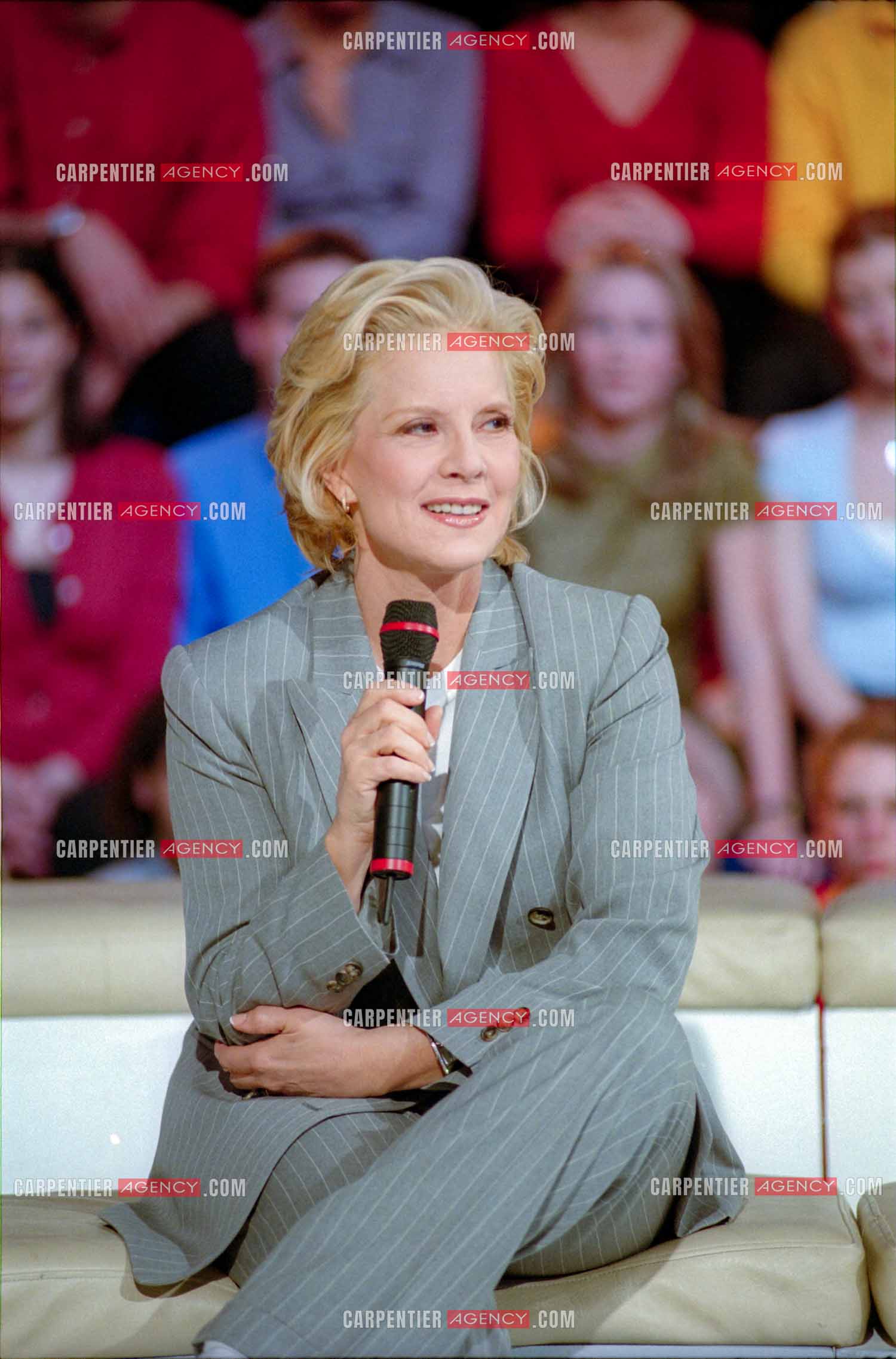 La chanteuse soprano Sylvie Vartan invitée de l'émission “Les Années Tubes“ en 1999.  ( Exclusif )