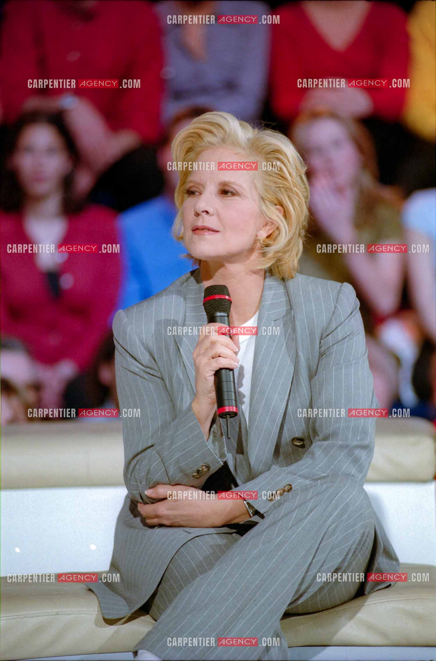 La chanteuse soprano Sylvie Vartan invitée de l'émission “Les Années Tubes“ en 1999.  ( Exclusif )