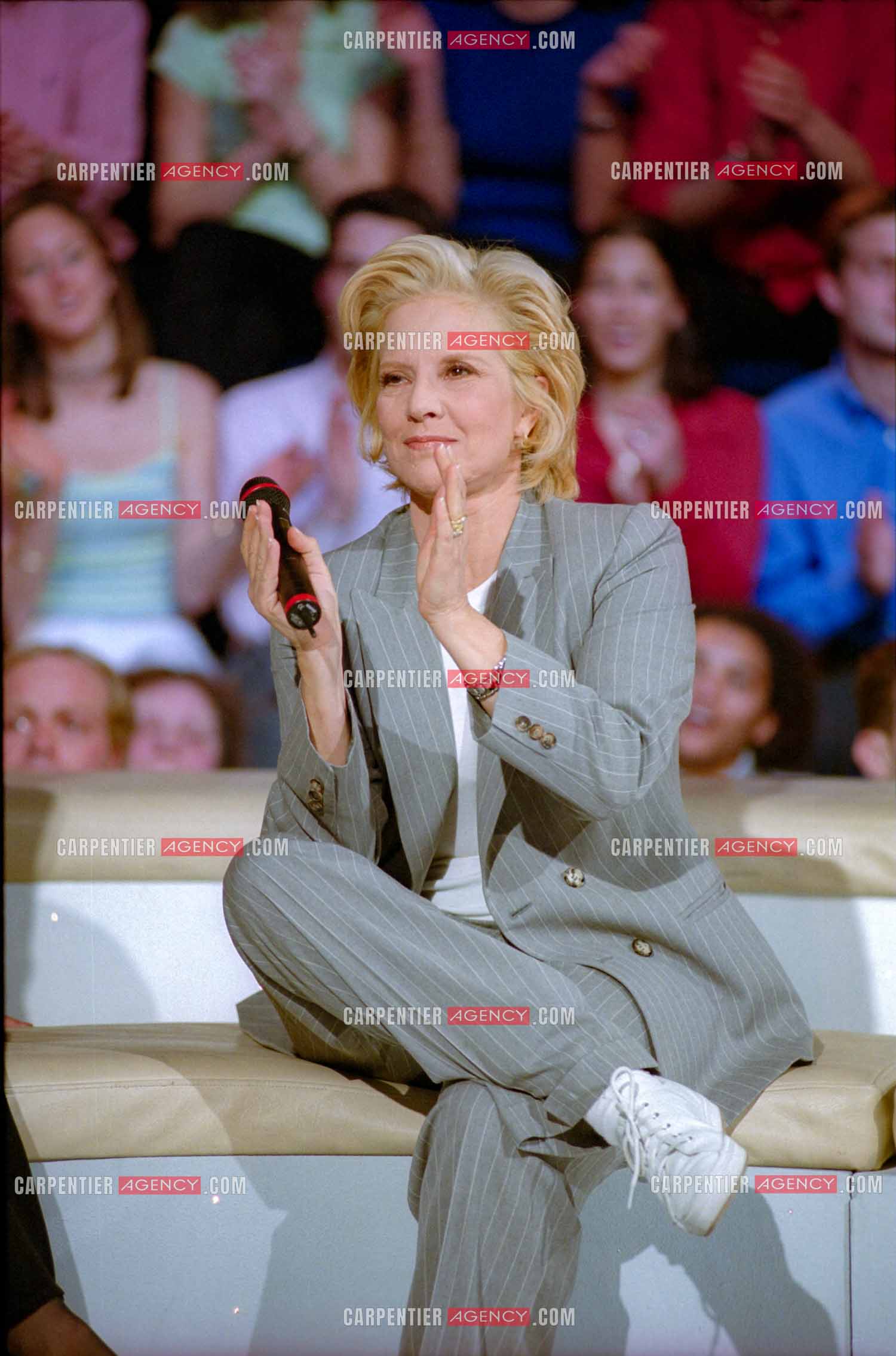 La chanteuse soprano Sylvie Vartan invitée de l'émission “Les Années Tubes“ en 1999.  ( Exclusif )