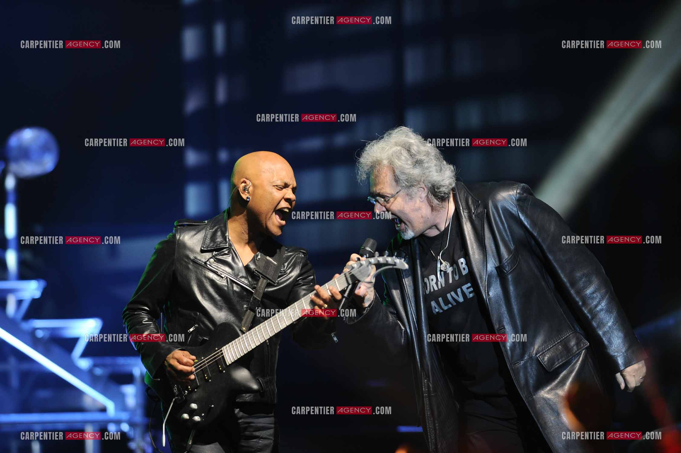 Patrick Hernandez et Mario du groupe Image lors de la tournée STARS80 au Palais des Sports de Paris.