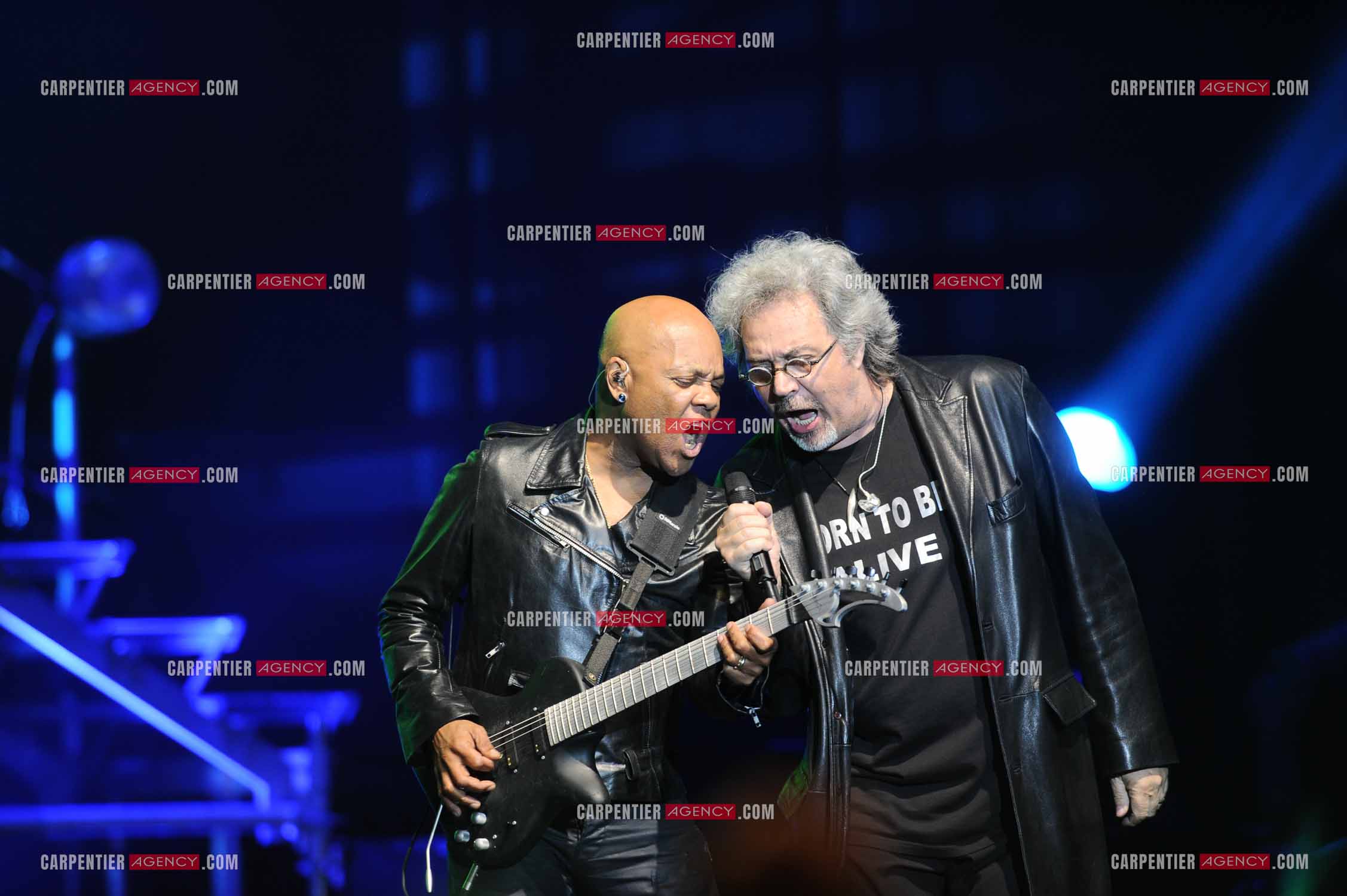 Patrick Hernandez et Mario du groupe Image lors de la tournée STARS80 au Palais des Sports de Paris.
