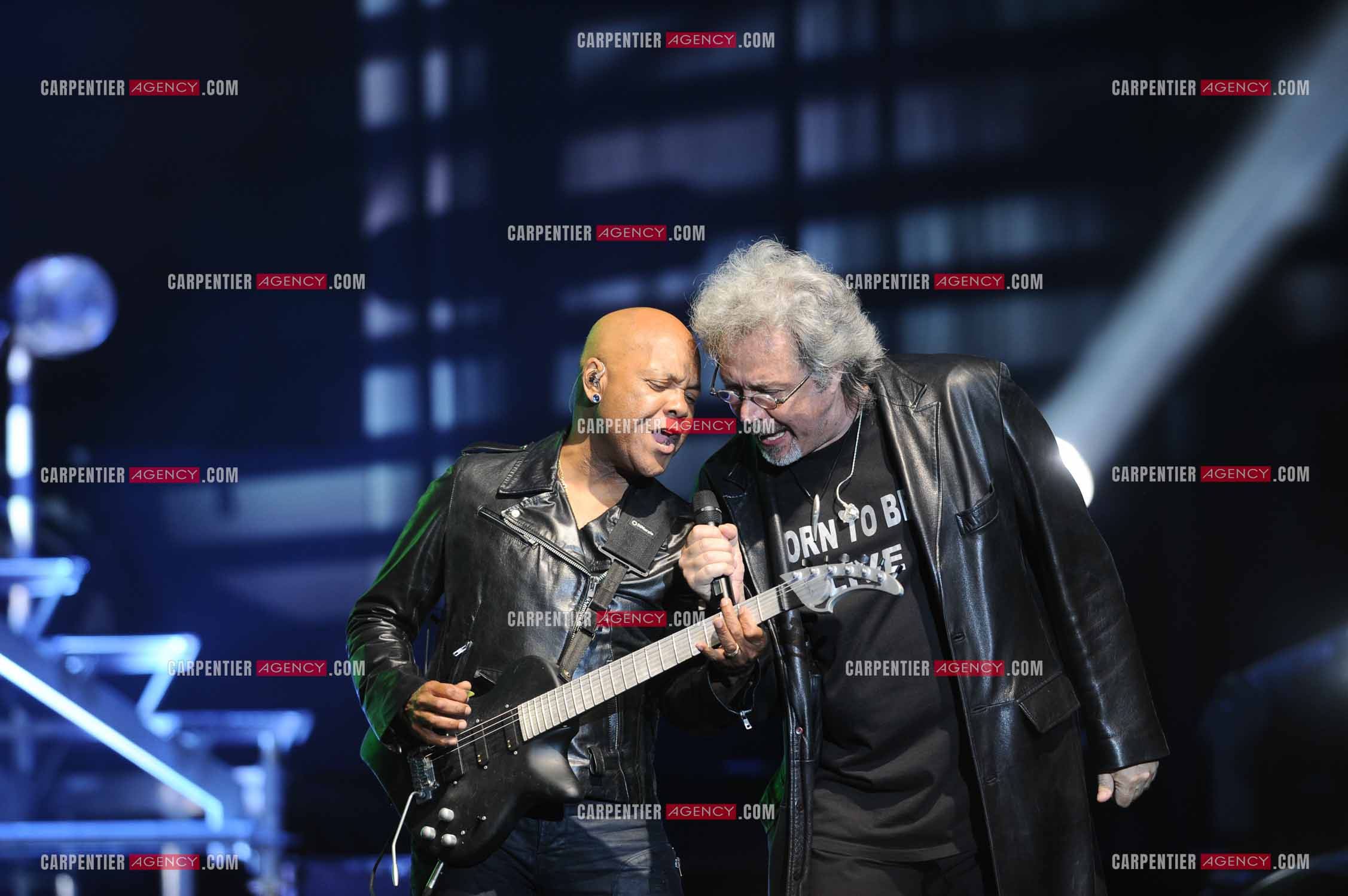 Patrick Hernandez et Mario du groupe Image lors de la tournée STARS80 au Palais des Sports de Paris.