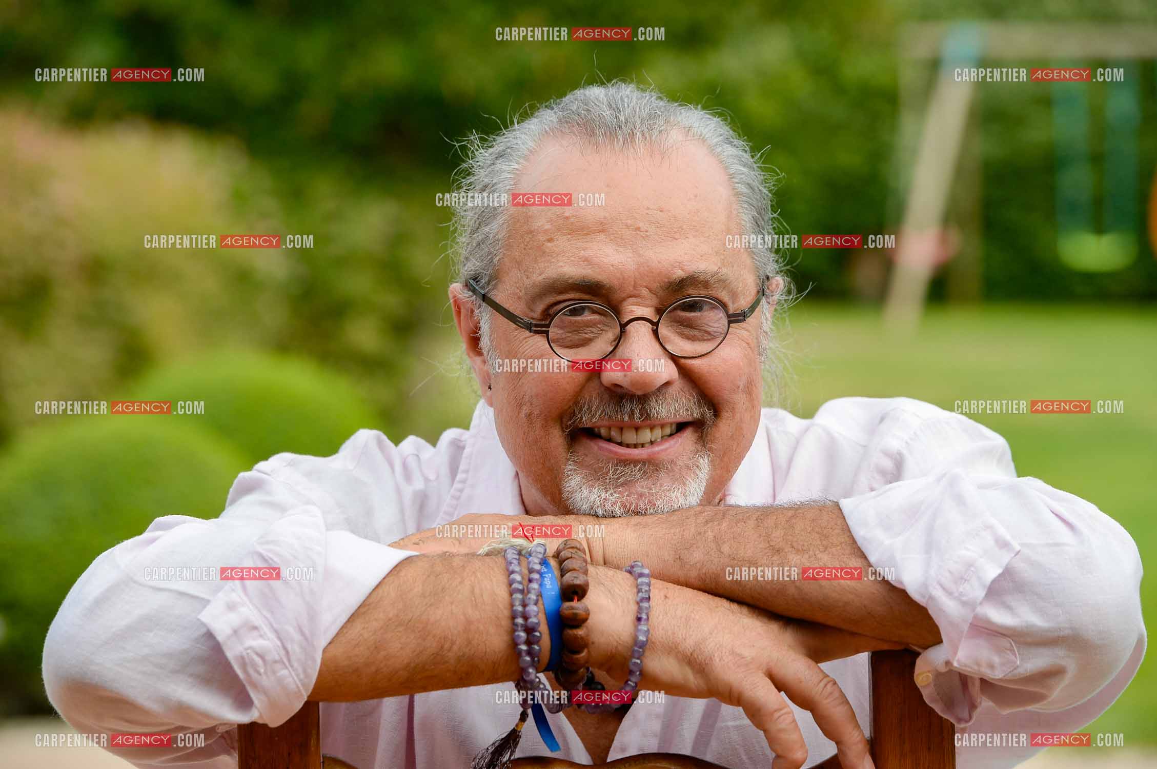 Le chanteur Patrick Hernandez dans sa propriété de L'île-sur-la-Sorgue pour une séance photos en 2016.  ( Exclusif )