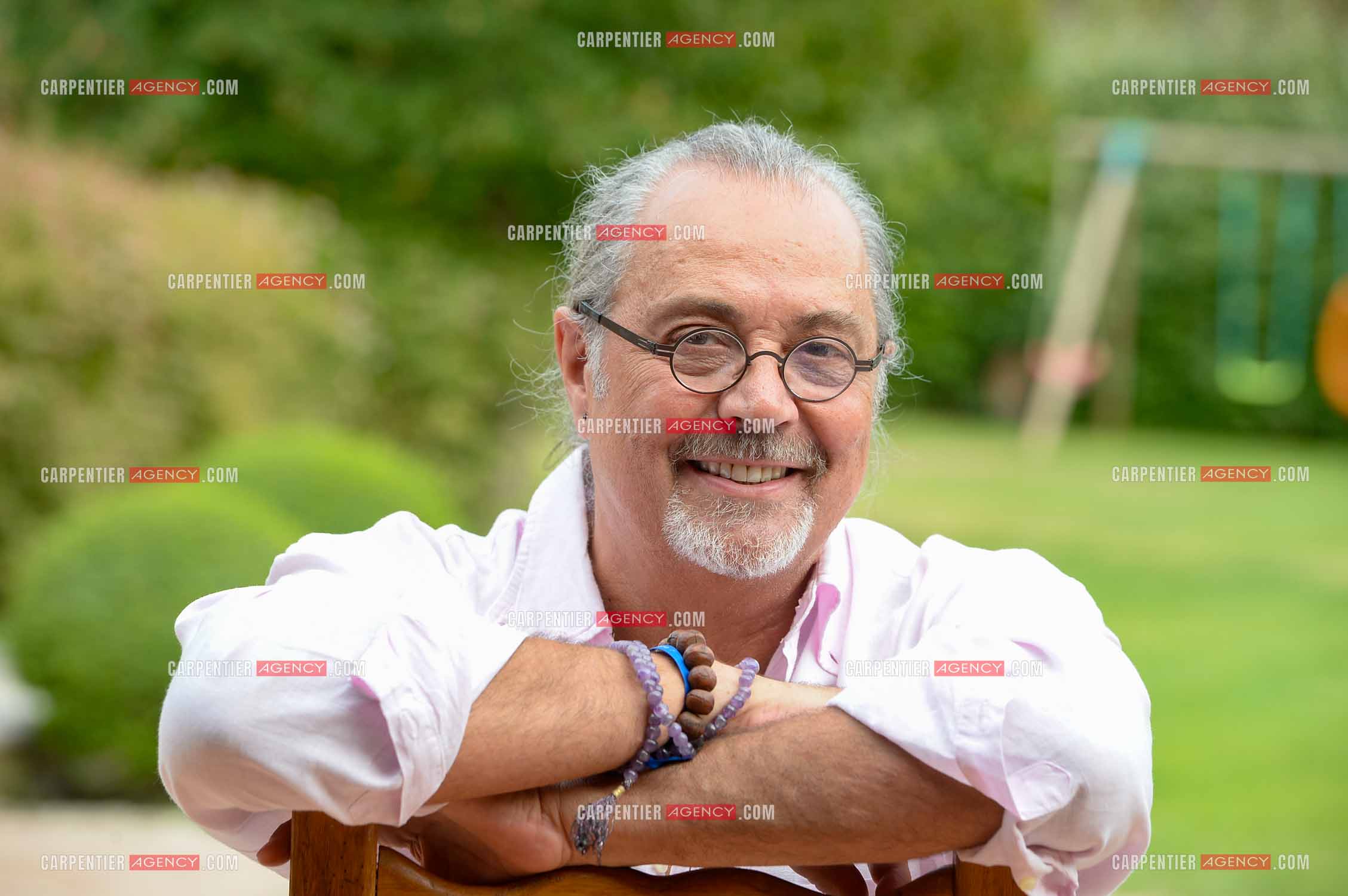 Le chanteur Patrick Hernandez dans sa propriété de L'île-sur-la-Sorgue pour une séance photos en 2016.  ( Exclusif )