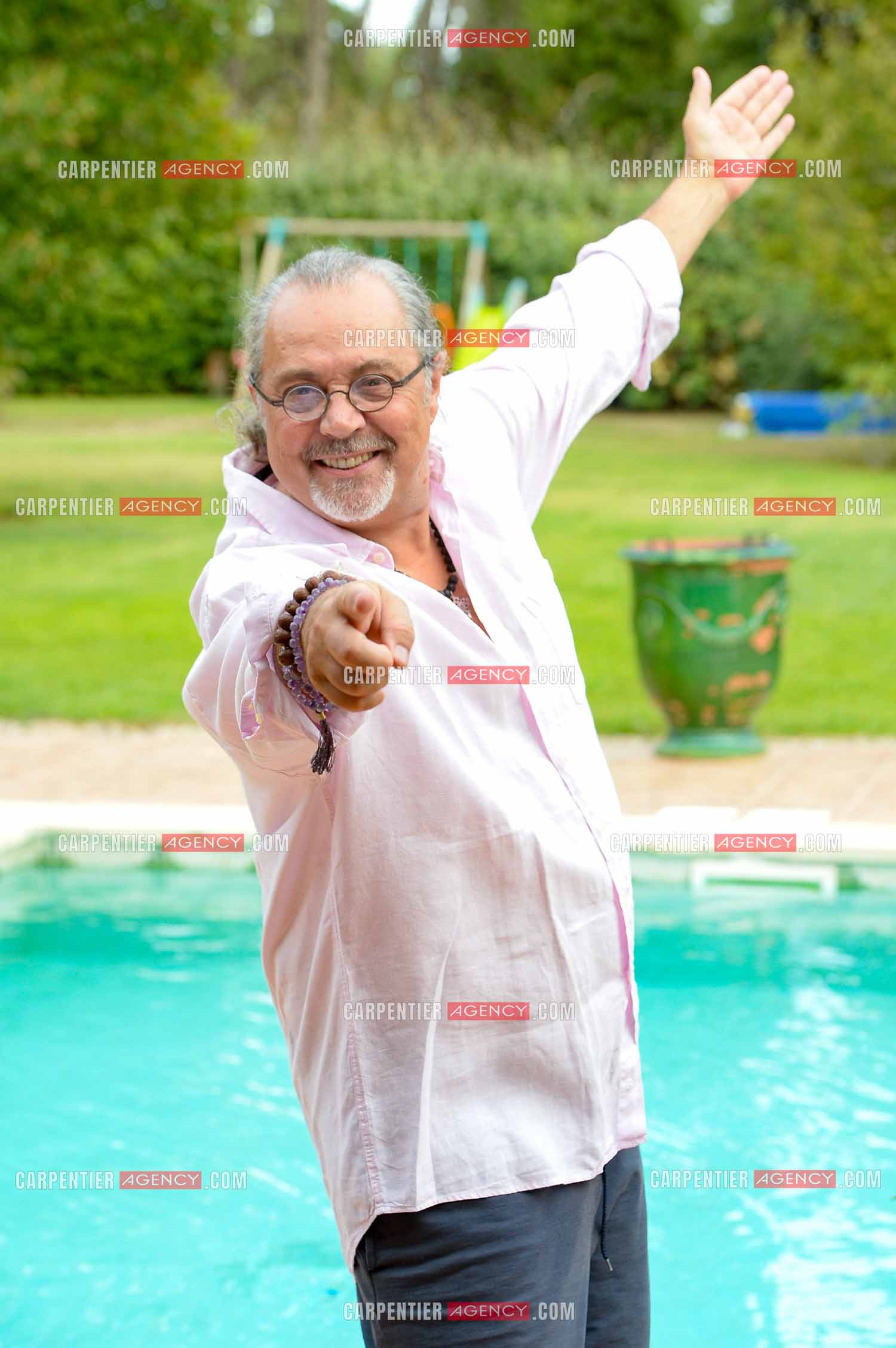 Le chanteur Patrick Hernandez dans sa propriété de L'île-sur-la-Sorgue pour une séance photos en 2016.  ( Exclusif )