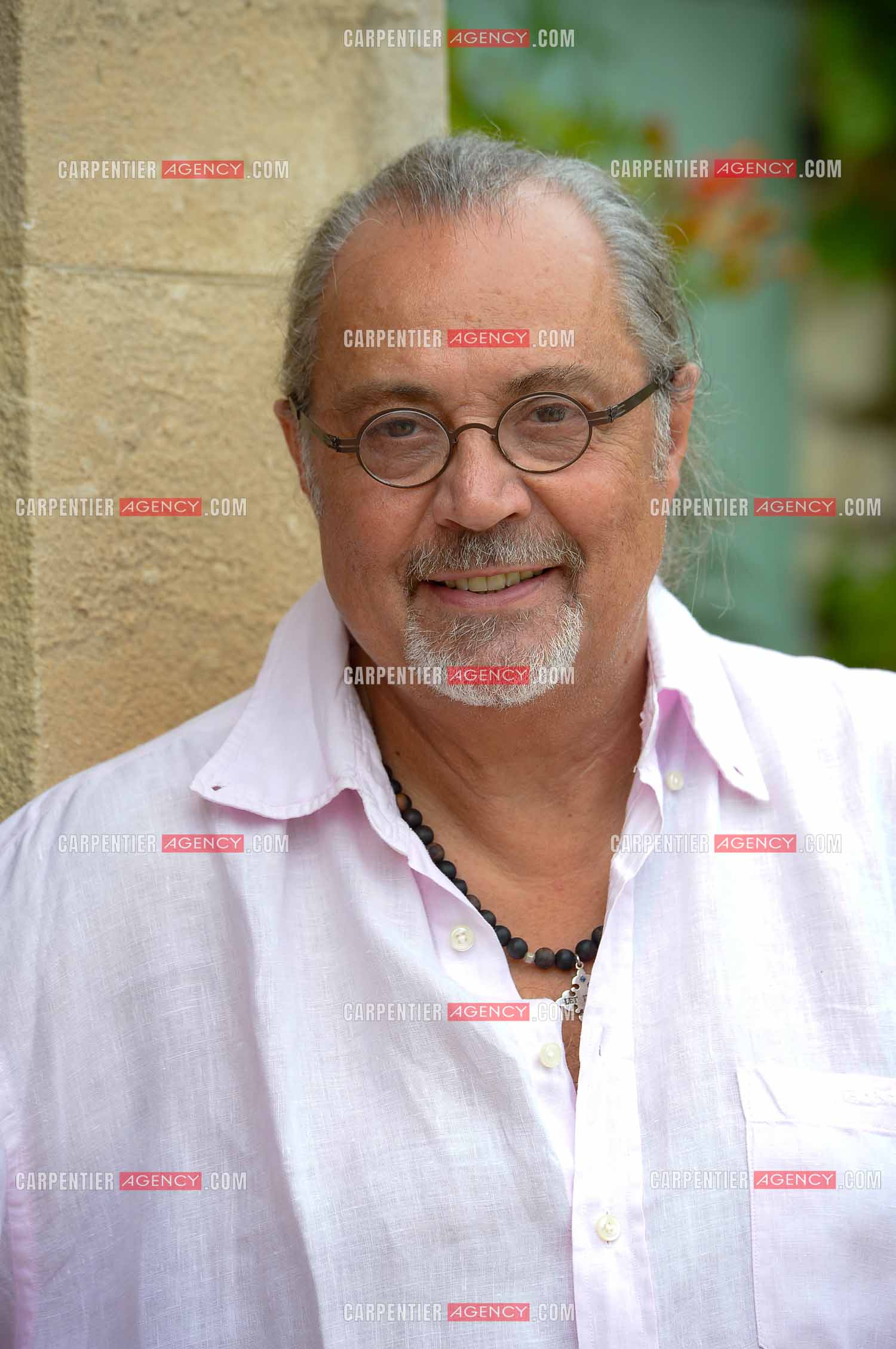 Le chanteur Patrick Hernandez dans sa propriété de L'île-sur-la-Sorgue pour une séance photos en 2016.  ( Exclusif )