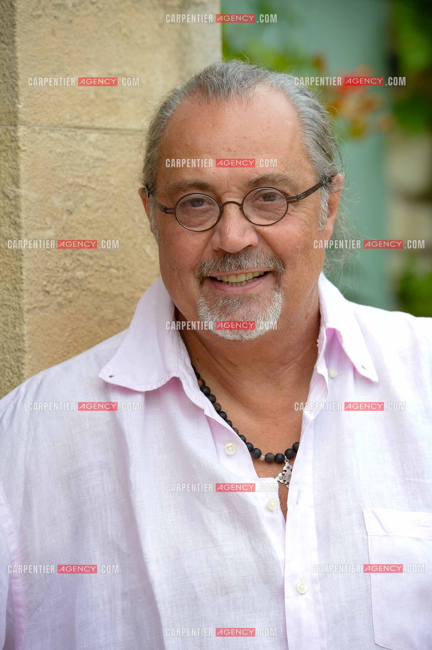 Le chanteur Patrick Hernandez dans sa propriété de L'île-sur-la-Sorgue pour une séance photos en 2016.  ( Exclusif )