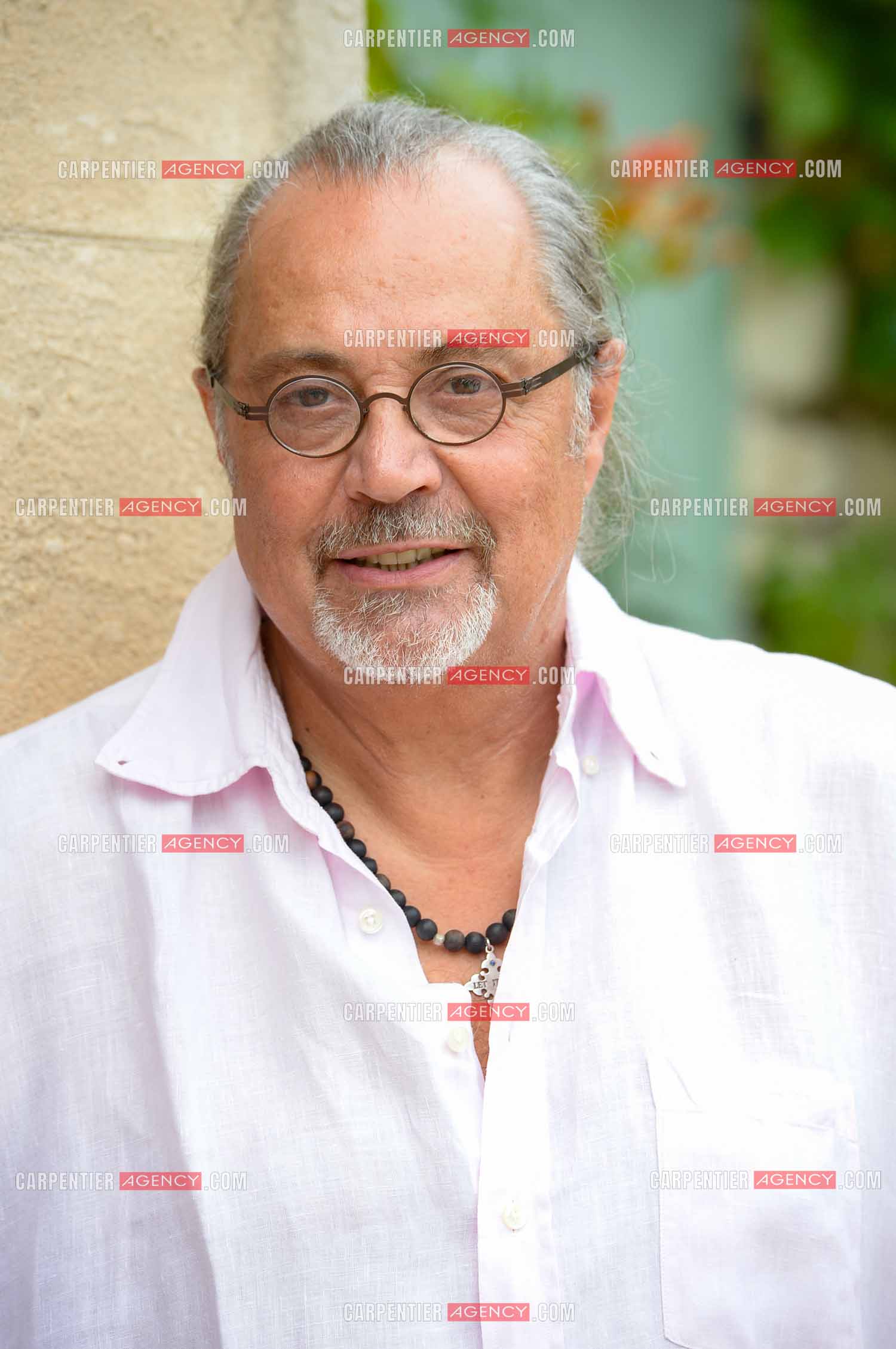 Le chanteur Patrick Hernandez dans sa propriété de L'île-sur-la-Sorgue pour une séance photos en 2016.  ( Exclusif )