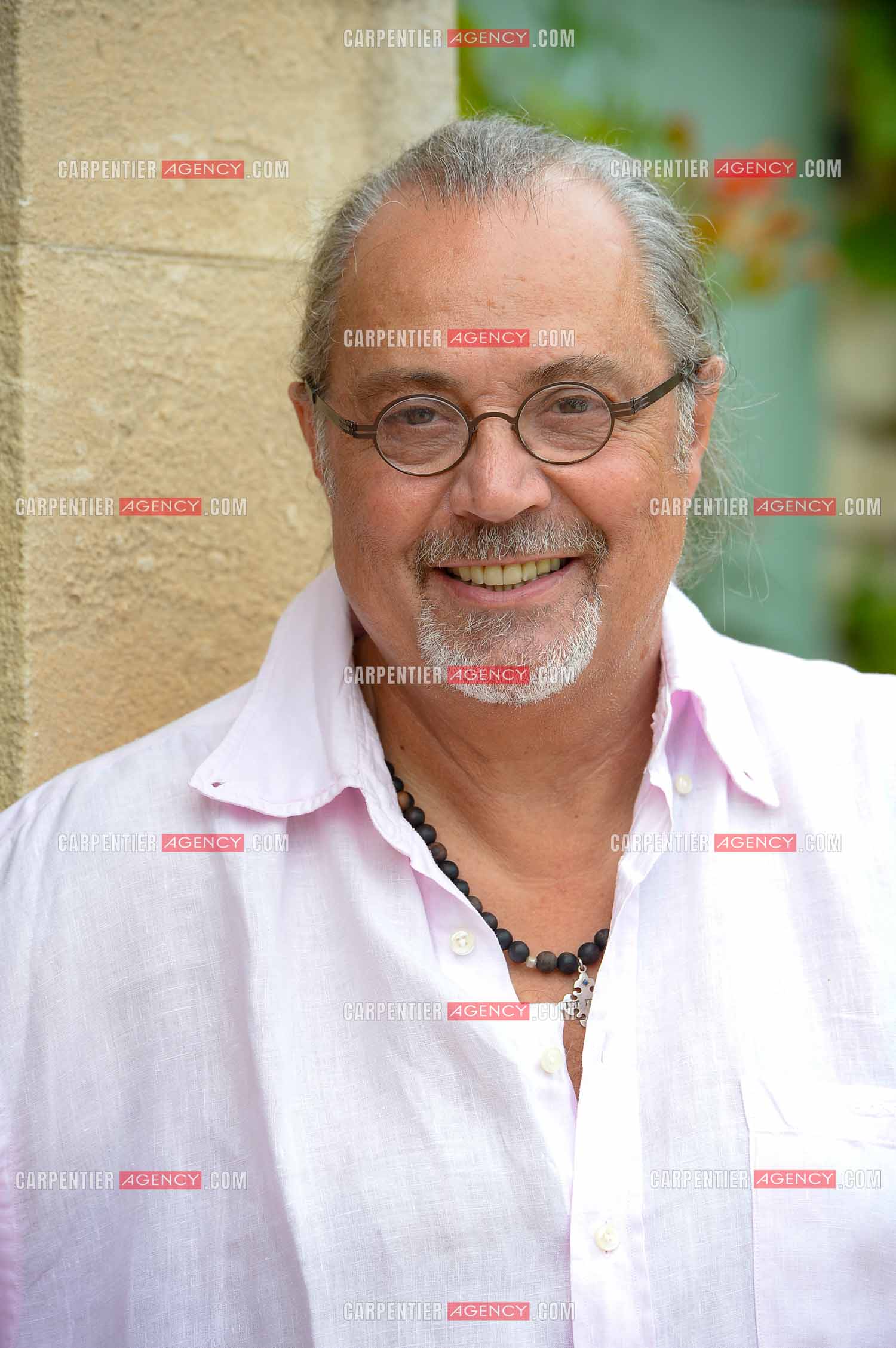 Le chanteur Patrick Hernandez dans sa propriété de L'île-sur-la-Sorgue pour une séance photos en 2016.  ( Exclusif )