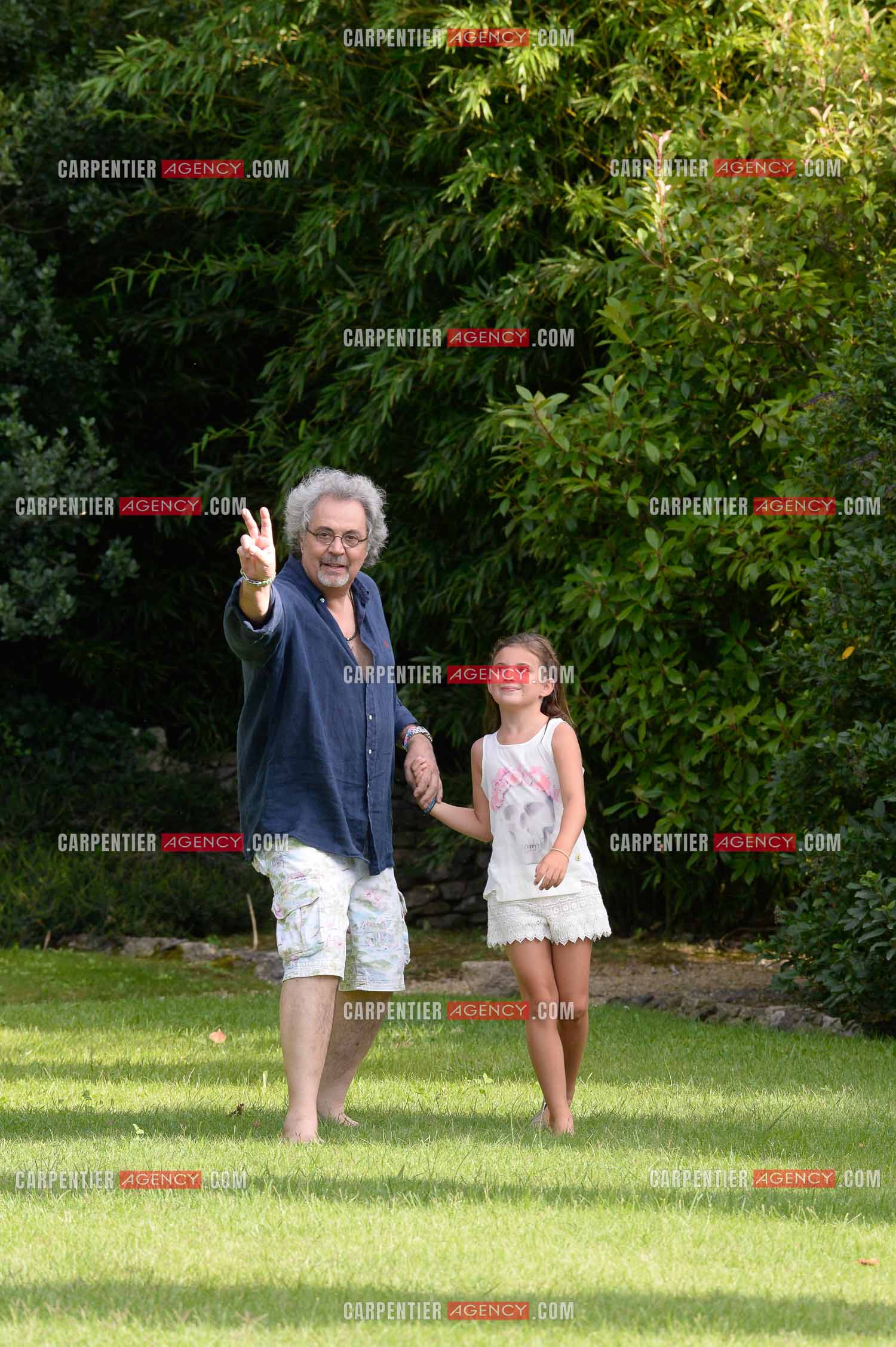 Jean-pierre Mader en vacances chez Patrick Hernandez dans le Vaucluse  près d'Avignon le 7 Août 2014. Patrick Hernandez et sa fille Victoria. ( Exclusif )
