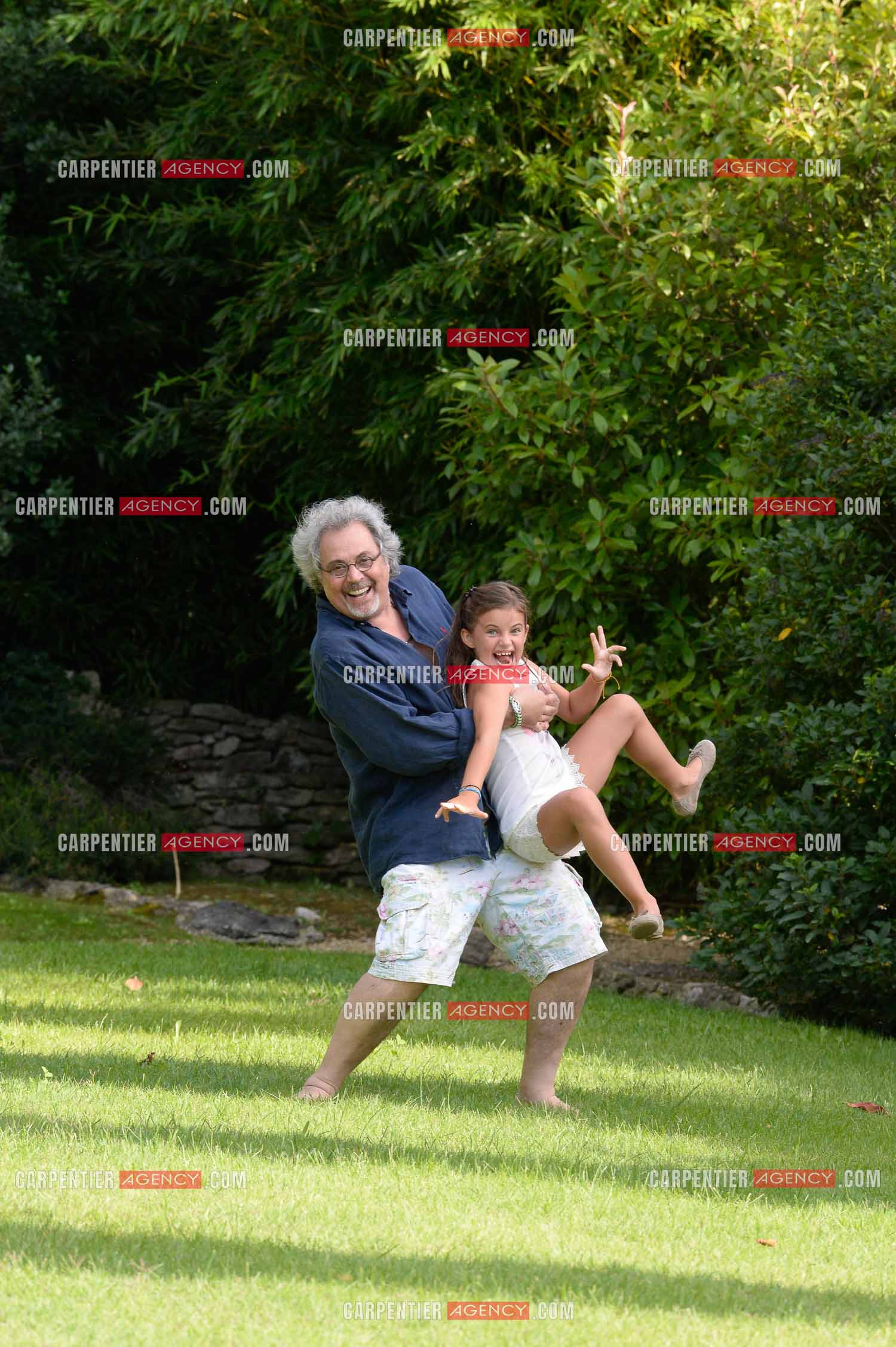 Jean-pierre Mader en vacances chez Patrick Hernandez dans le Vaucluse  près d'Avignon le 7 Août 2014. Patrick Hernandez et sa fille Victoria. ( Exclusif )