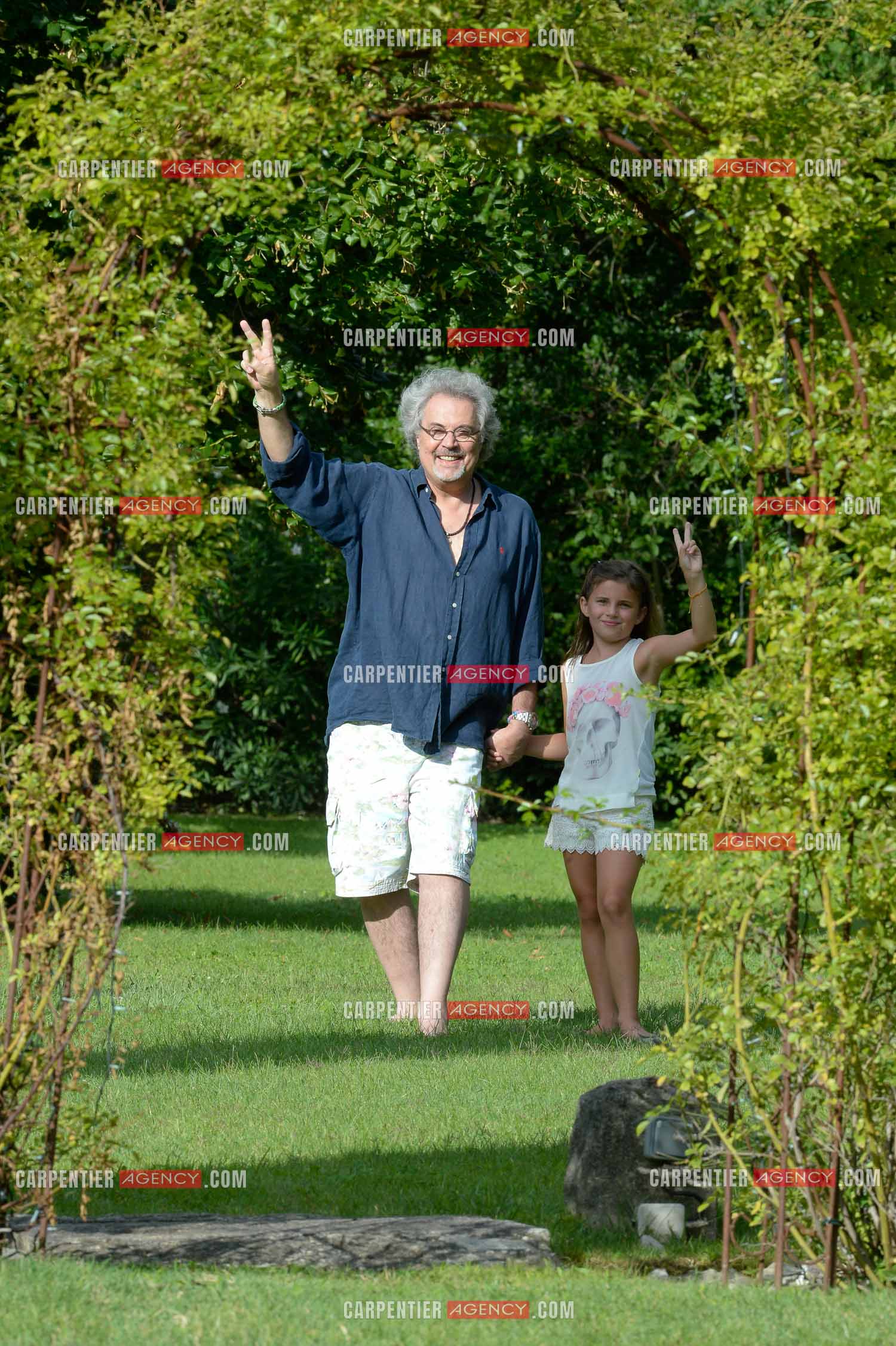 Jean-pierre Mader en vacances chez Patrick Hernandez dans le Vaucluse  près d'Avignon le 7 Août 2014. Patrick Hernandez et sa fille Victoria. ( Exclusif )