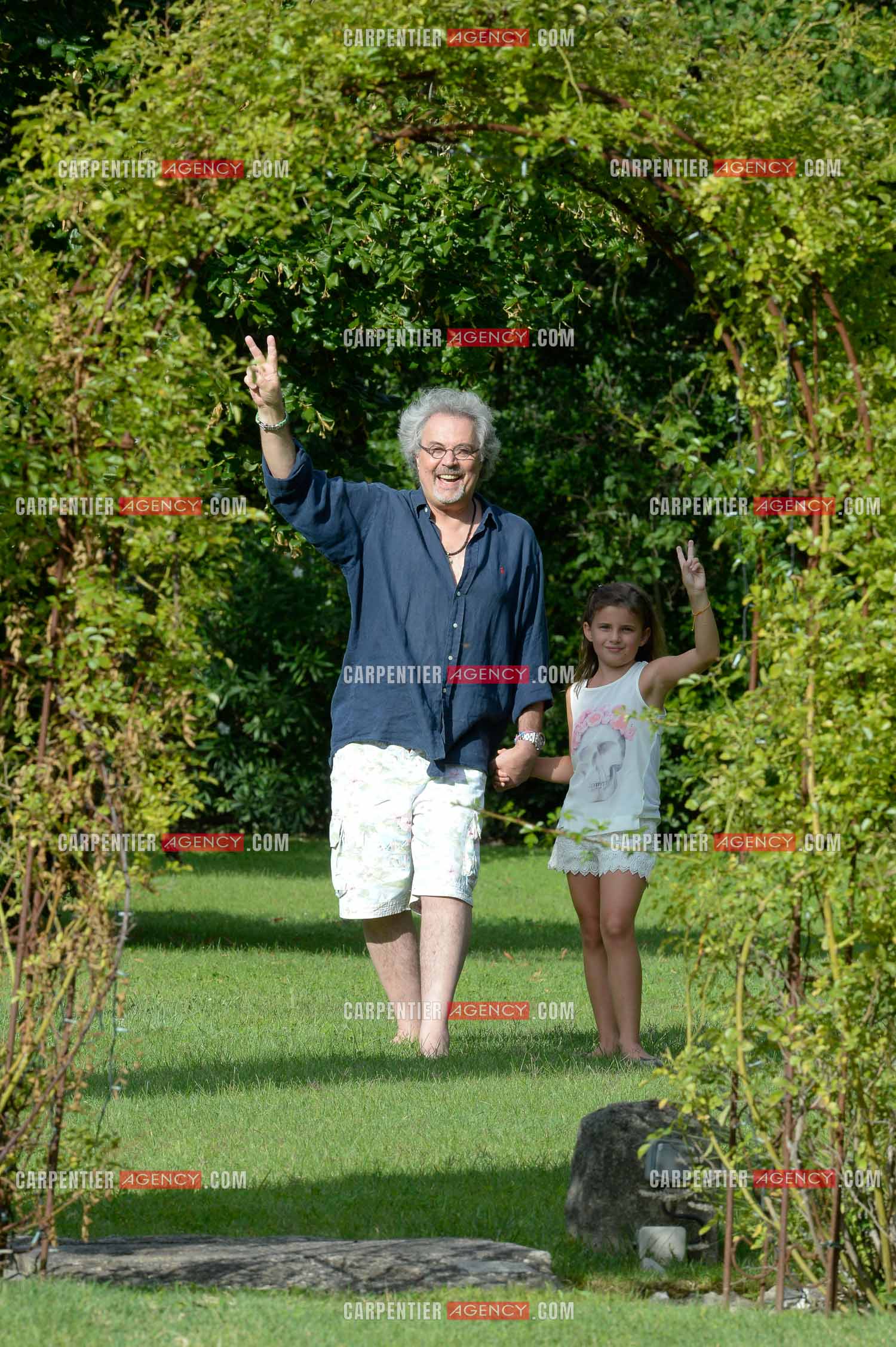 Jean-pierre Mader en vacances chez Patrick Hernandez dans le Vaucluse  près d'Avignon le 7 Août 2014. Patrick Hernandez et sa fille Victoria. ( Exclusif )