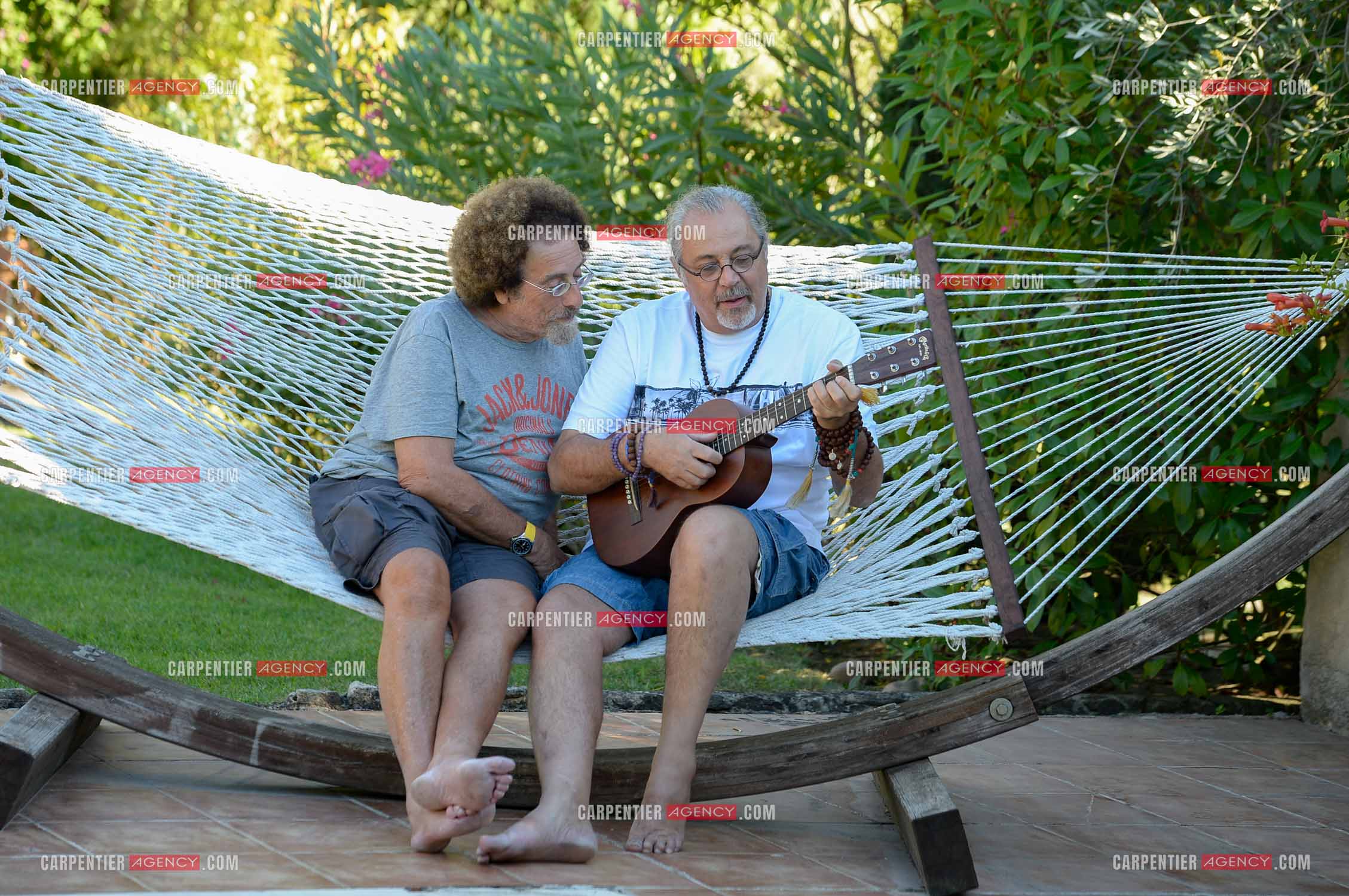 Le chanteur Patrick Hernandez dans sa propriété de L'île-sur-la-Sorgue avec son ami Jean Schultheis en 2016.  ( Exclusif )