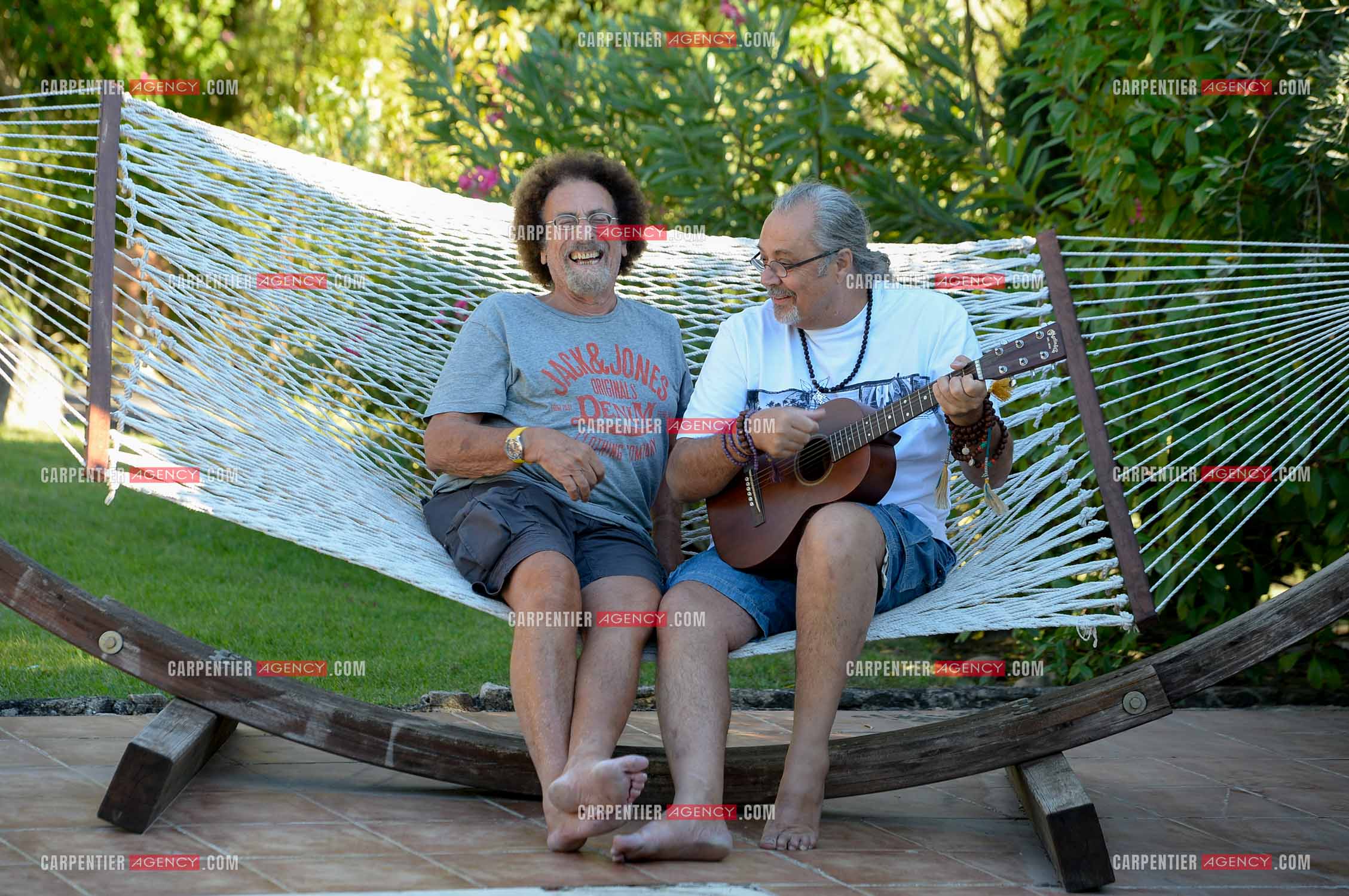 Le chanteur Patrick Hernandez dans sa propriété de L'île-sur-la-Sorgue avec son ami Jean Schultheis en 2016.  ( Exclusif )