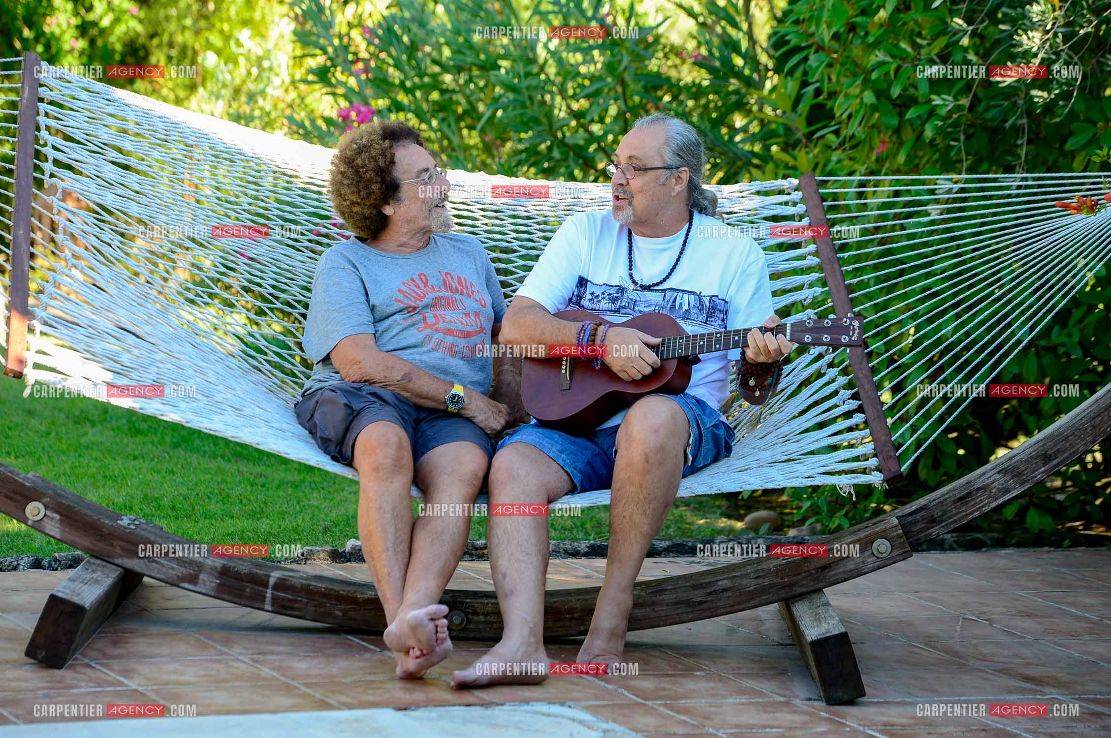 Le chanteur Patrick Hernandez dans sa propriété de L'île-sur-la-Sorgue avec son ami Jean Schultheis en 2016.  ( Exclusif )
