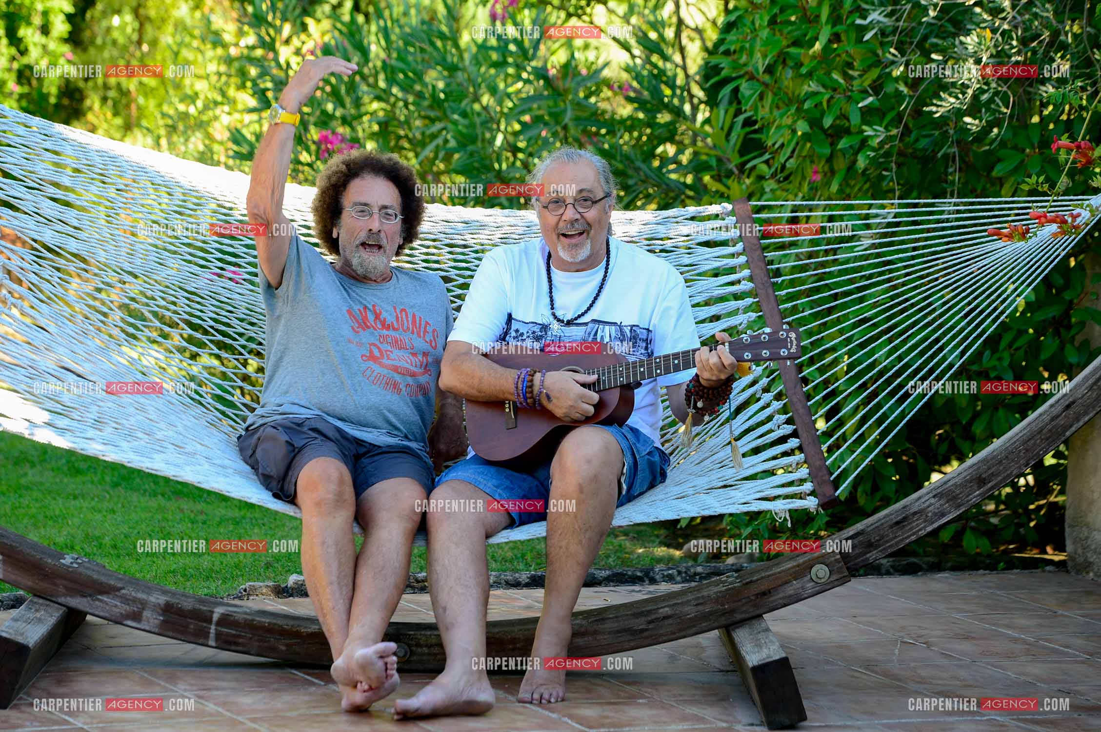 Le chanteur Patrick Hernandez dans sa propriété de L'île-sur-la-Sorgue avec son ami Jean Schultheis en 2016.  ( Exclusif )